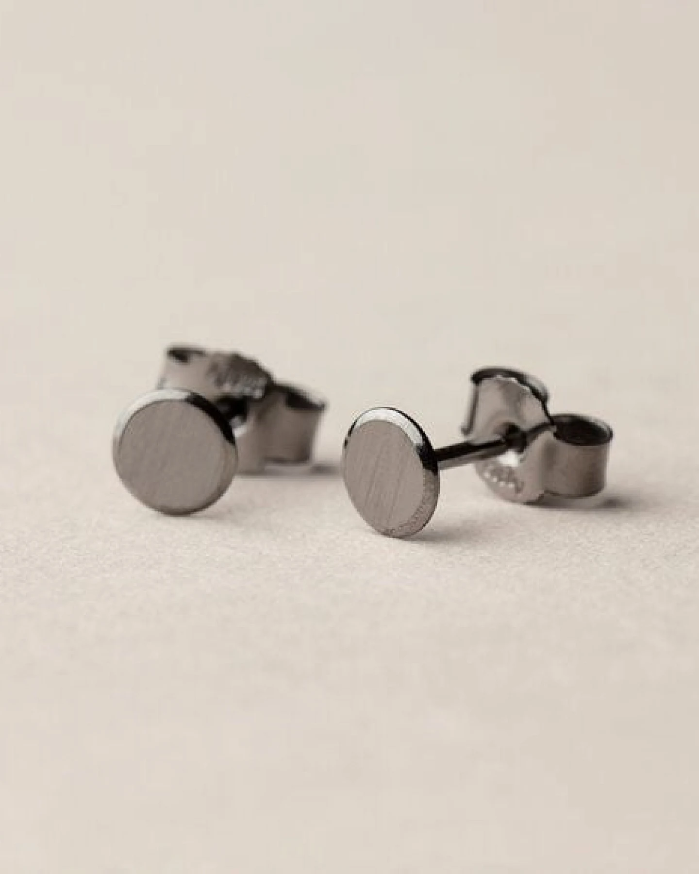 ChristinaPauls Slow jewellery Punkt Ohrstecker in 925 Silber und schwarzrutheniertem Silber – Ansicht 3