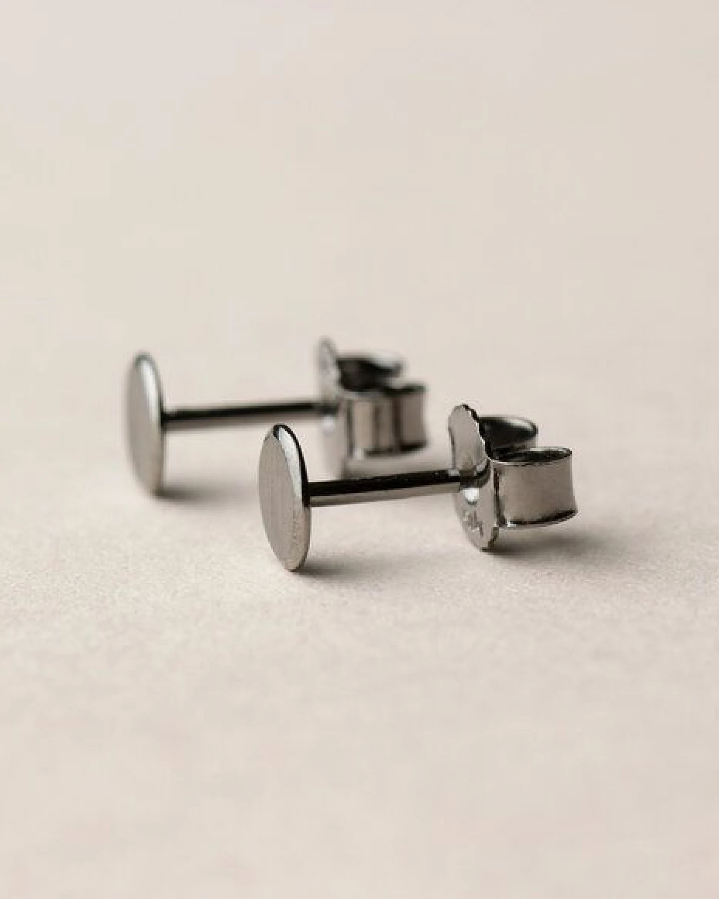 ChristinaPauls Slow jewellery Punkt Ohrstecker in 925 Silber und schwarzrutheniertem Silber – Ansicht 4