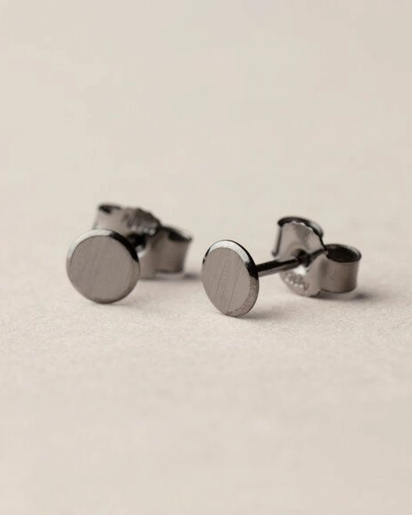 ChristinaPauls Slow jewellery Punkt Ohrstecker in 925 Silber und schwarzrutheniertem Silber – Ansicht 3