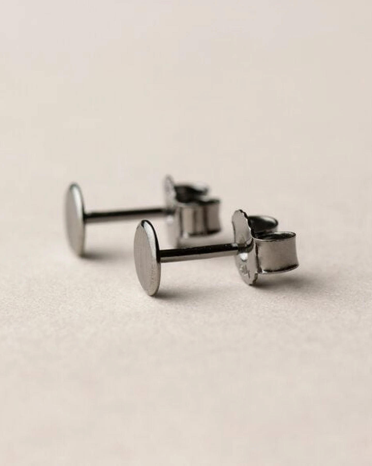 ChristinaPauls Slow jewellery Punkt Ohrstecker in 925 Silber und schwarzrutheniertem Silber – Ansicht 4