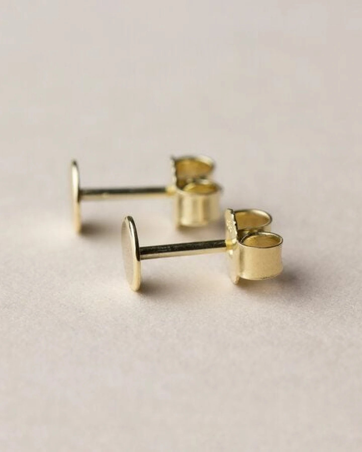 ChristinaPauls Slow jewellery Punkt Ohrstecker in goldplatiertem oder rosegoldplatiertem Silber – Ansicht 3