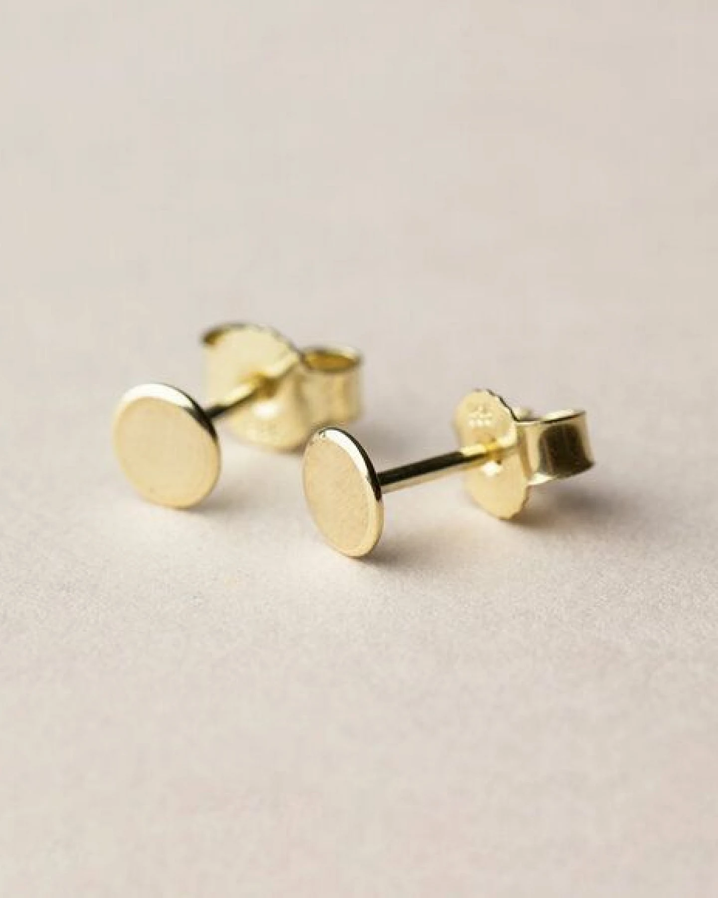 ChristinaPauls Slow jewellery Punkt Ohrstecker in goldplatiertem oder rosegoldplatiertem Silber – Ansicht 4