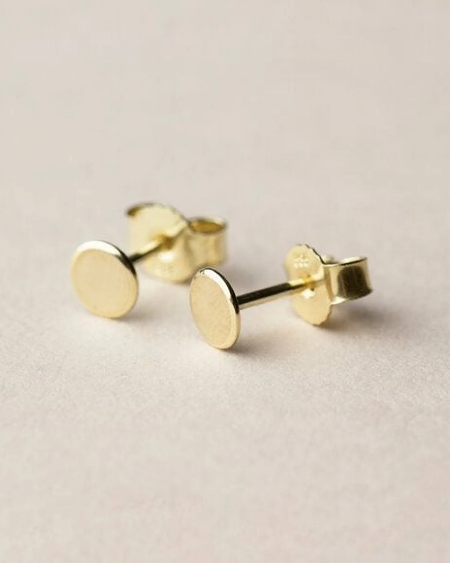 ChristinaPauls Slow jewellery Punkt Ohrstecker in goldplatiertem oder rosegoldplatiertem Silber – Ansicht 4
