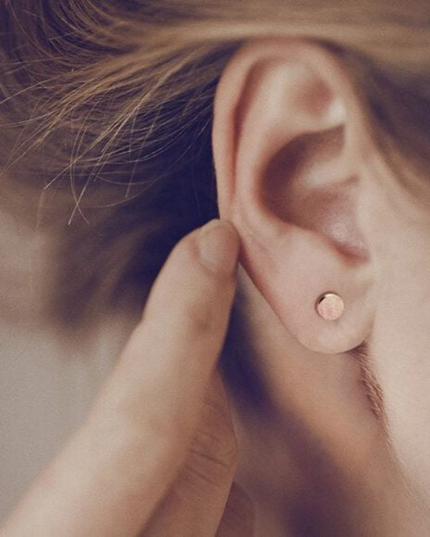 ChristinaPauls Slow jewellery Punkt Ohrstecker in goldplatiertem oder rosegoldplatiertem Silber – Ansicht 2