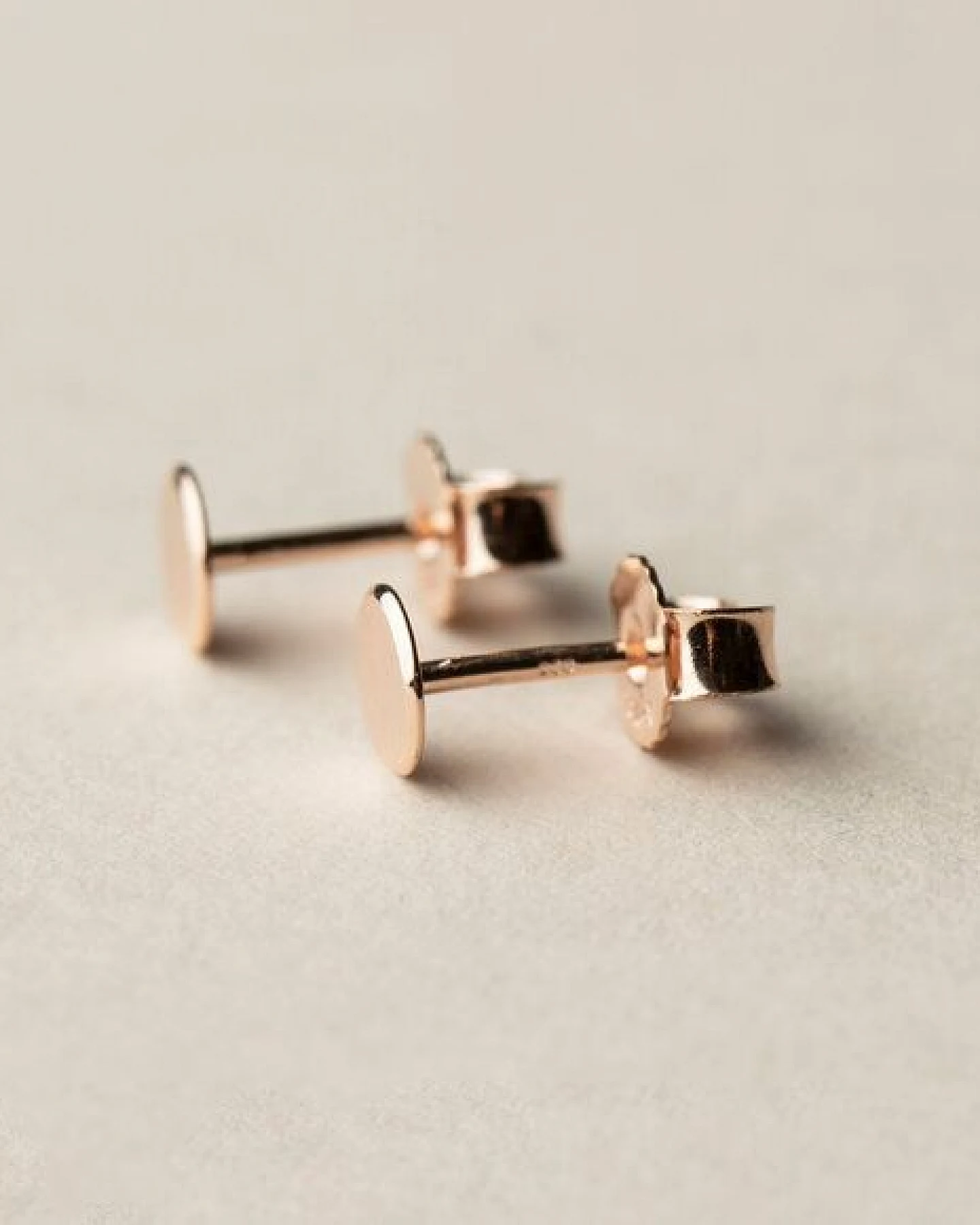 ChristinaPauls Slow jewellery Punkt Ohrstecker in goldplatiertem oder rosegoldplatiertem Silber – Ansicht 3