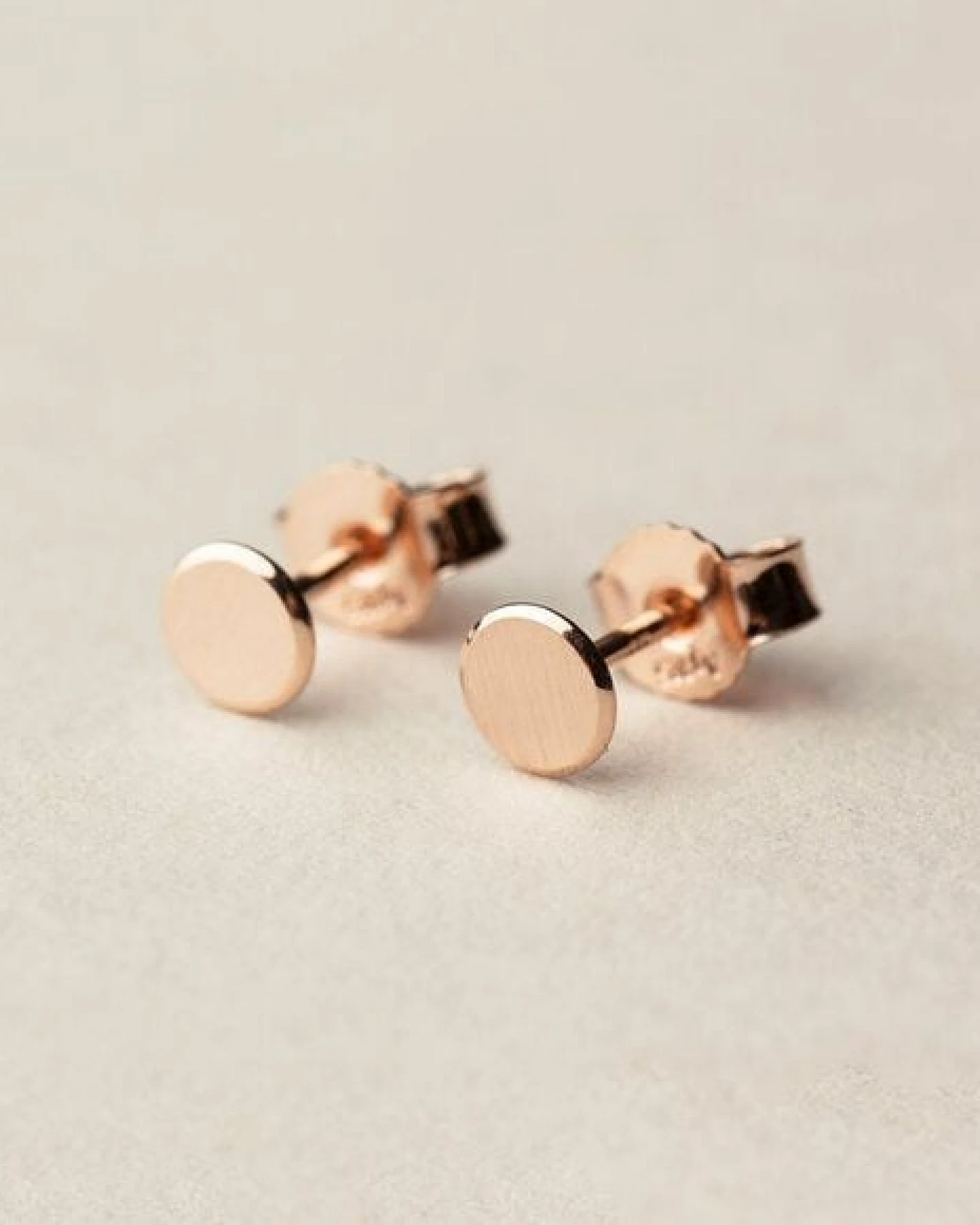 ChristinaPauls Slow jewellery Punkt Ohrstecker in goldplatiertem oder rosegoldplatiertem Silber – Ansicht 4