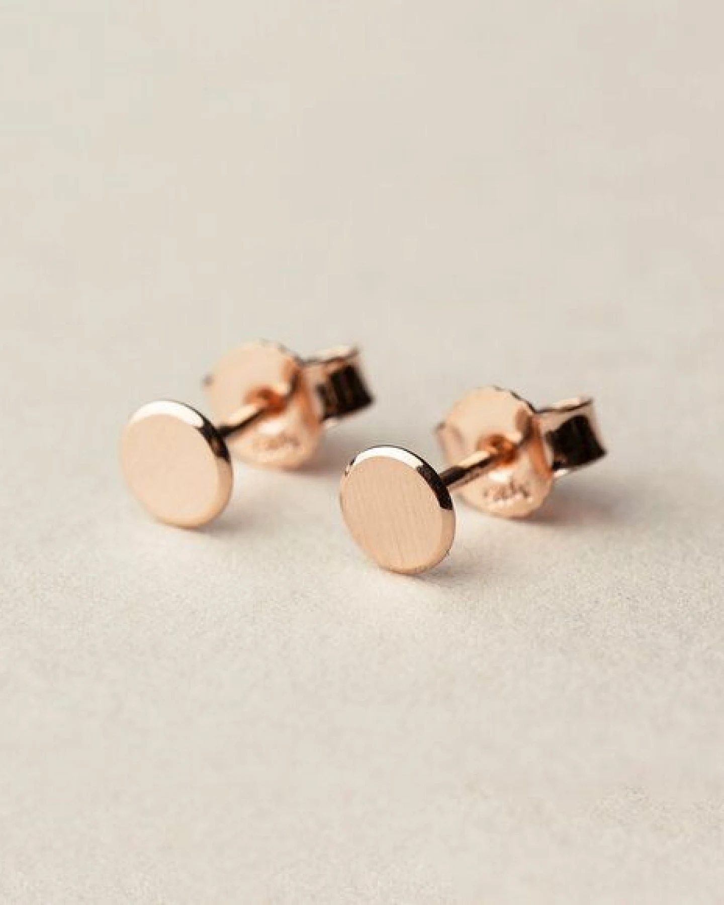 ChristinaPauls Slow jewellery Punkt Ohrstecker in goldplatiertem oder rosegoldplatiertem Silber – Ansicht 4