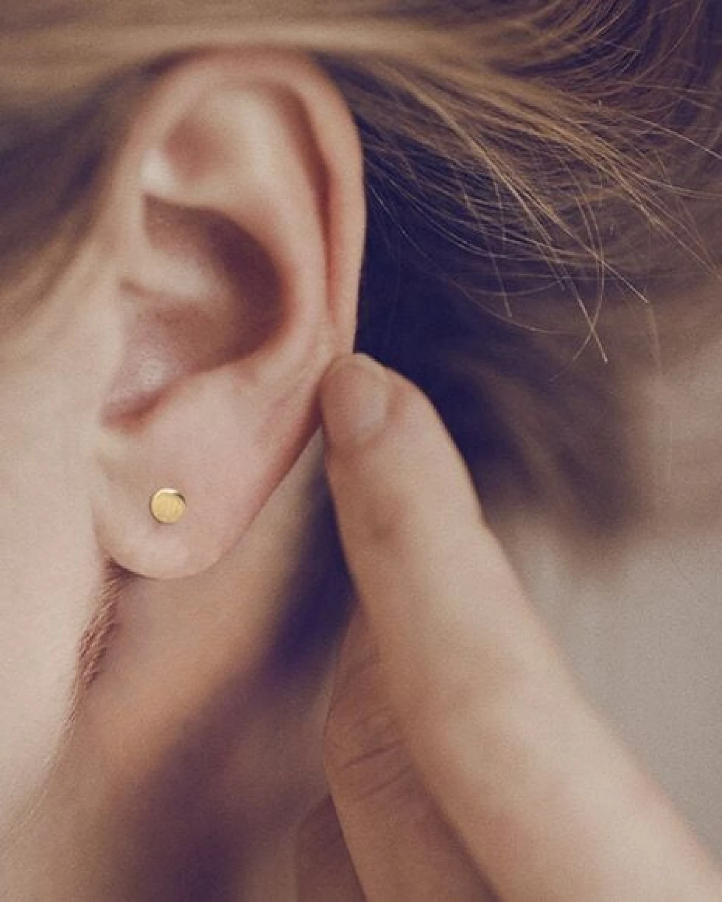 ChristinaPauls Slow jewellery Punkt Ohrstecker in goldplatiertem oder rosegoldplatiertem Silber – Ansicht 2