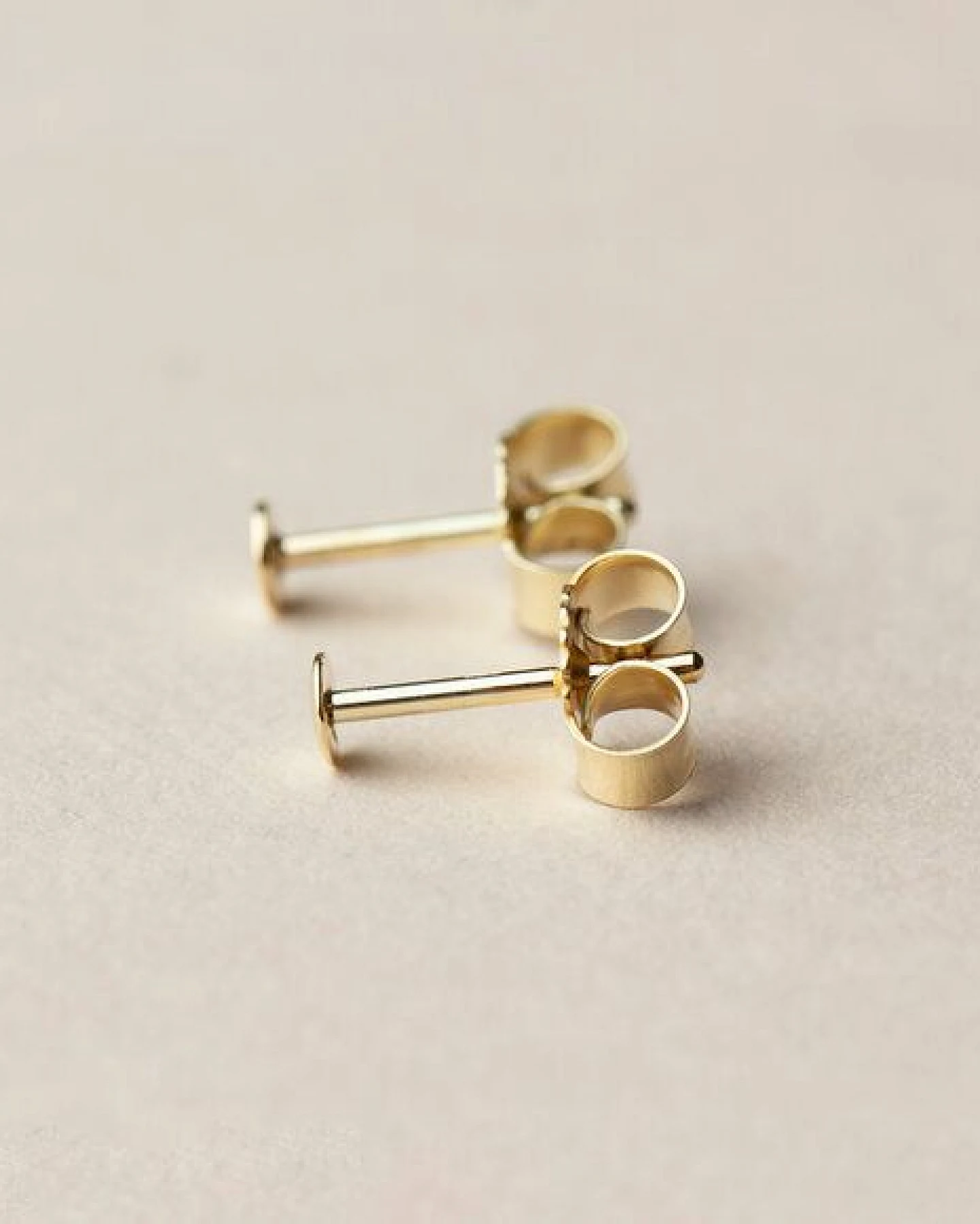ChristinaPauls Slow jewellery Punkt Ohrstecker in goldplatiertem oder rosegoldplatiertem Silber – Ansicht 3