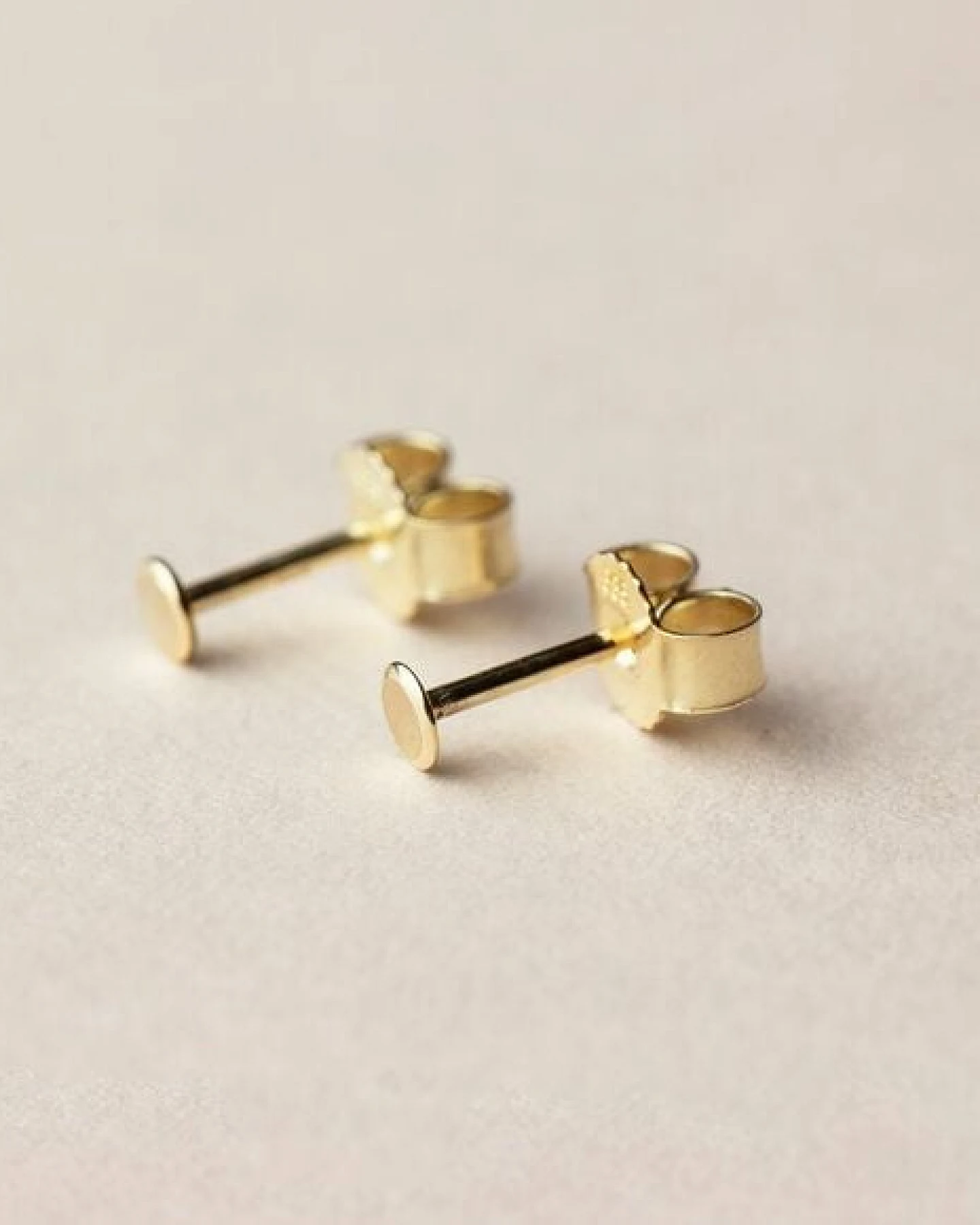 ChristinaPauls Slow jewellery Punkt Ohrstecker in goldplatiertem oder rosegoldplatiertem Silber – Ansicht 4