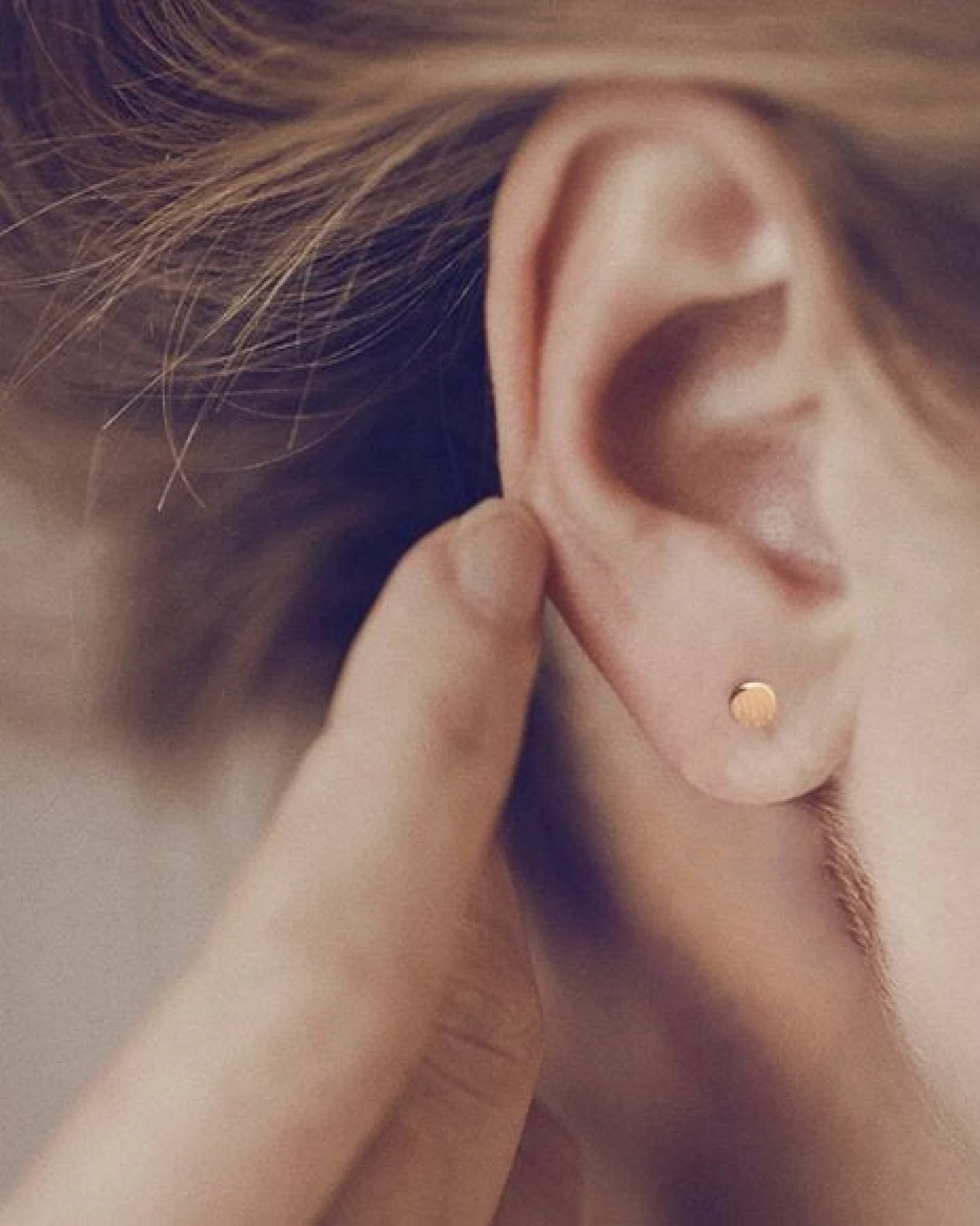 ChristinaPauls Slow jewellery Punkt Ohrstecker in goldplatiertem oder rosegoldplatiertem Silber – Ansicht 2