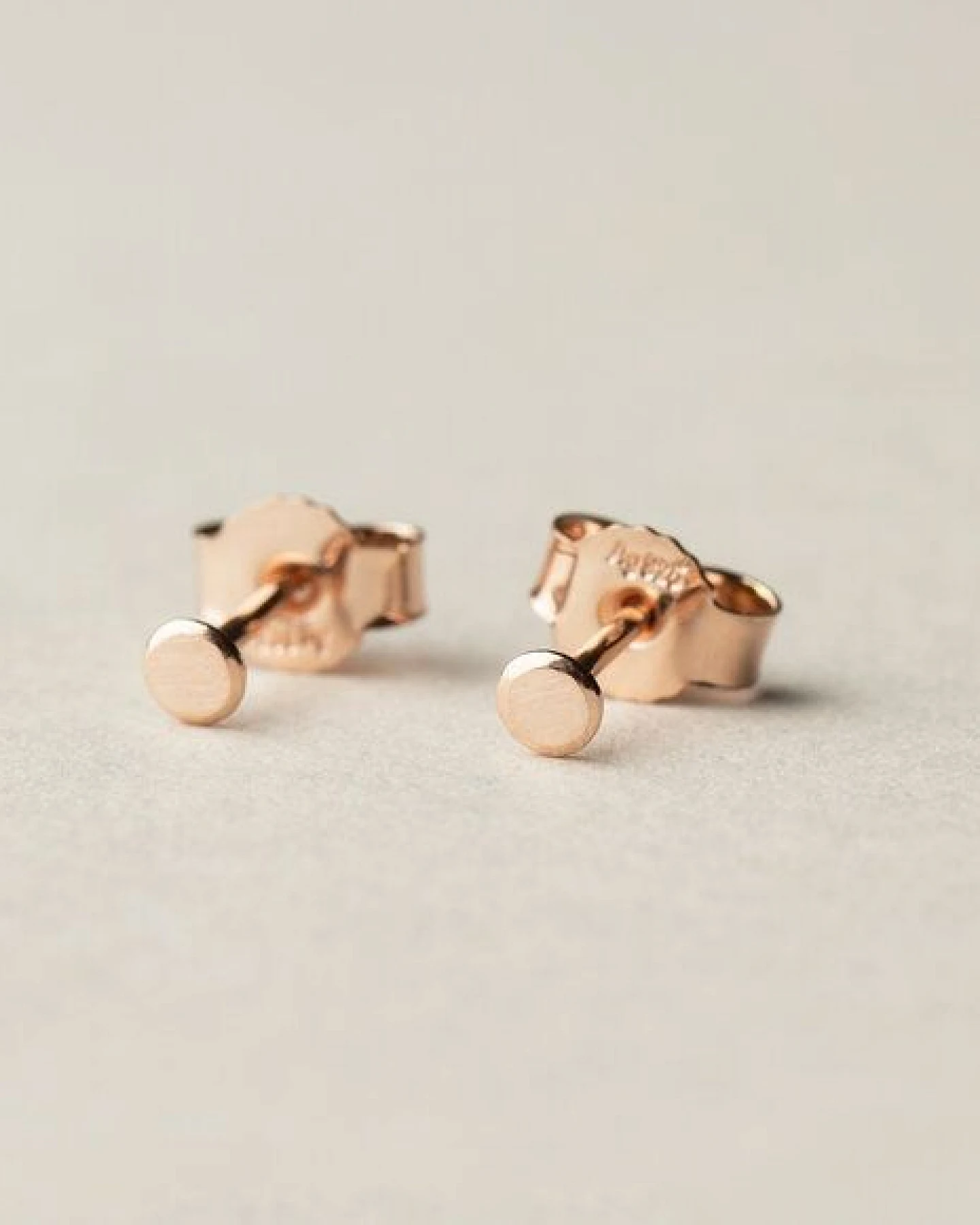 ChristinaPauls Slow jewellery Punkt Ohrstecker in goldplatiertem oder rosegoldplatiertem Silber – Ansicht 3