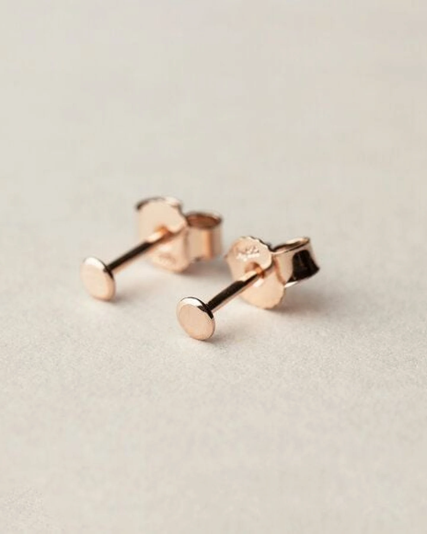 ChristinaPauls Slow jewellery Punkt Ohrstecker in goldplatiertem oder rosegoldplatiertem Silber – Ansicht 4