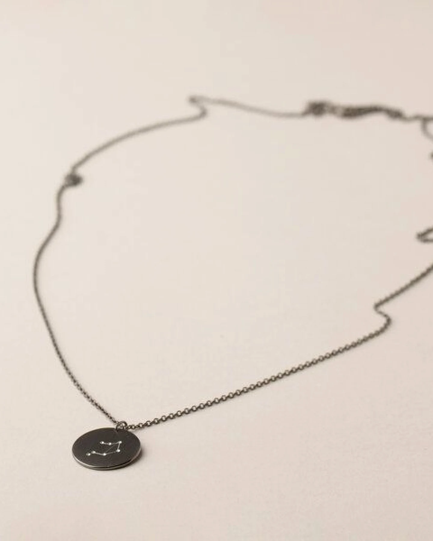 ChristinaPauls Slow jewellery Sternzeichen Anhänger Steinbock in Silber, Gold, Rosegold und Schwarz – Ansicht 4