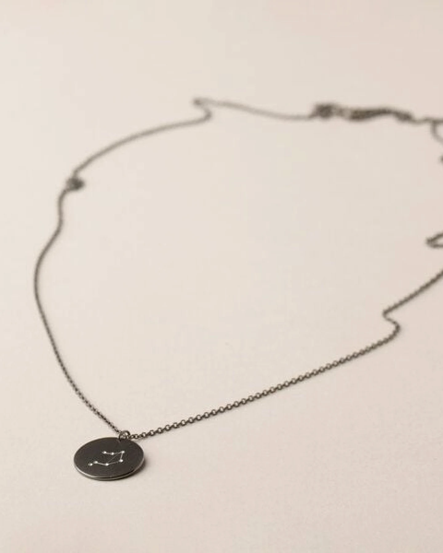 ChristinaPauls Slow jewellery Sternzeichen Anhänger Steinbock in Silber, Gold, Rosegold und Schwarz – Ansicht 4