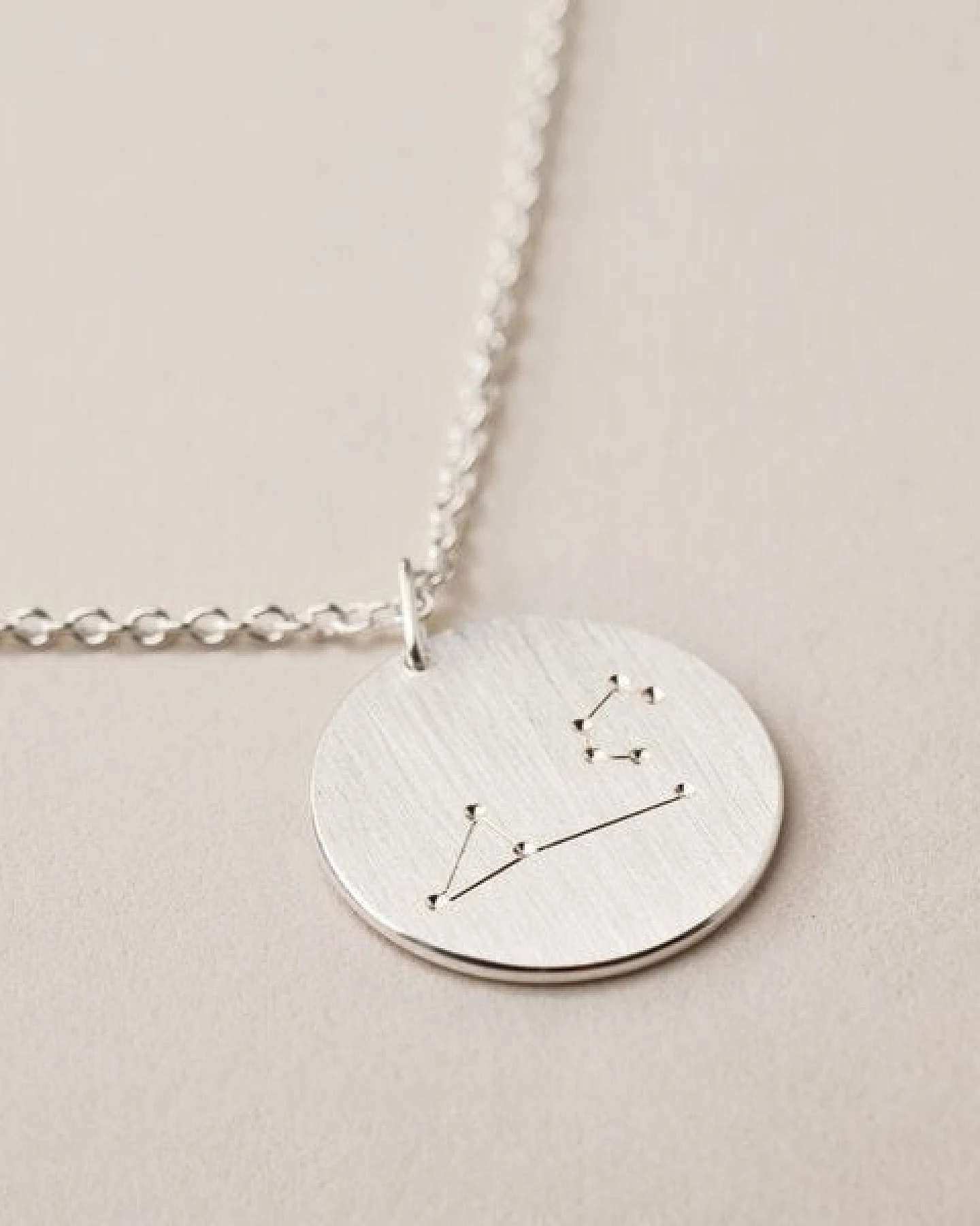 ChristinaPauls Slow jewellery Sternzeichen Anhänger Löwe in Silber, Gold, Rosegold und Schwarz – Ansicht 4
