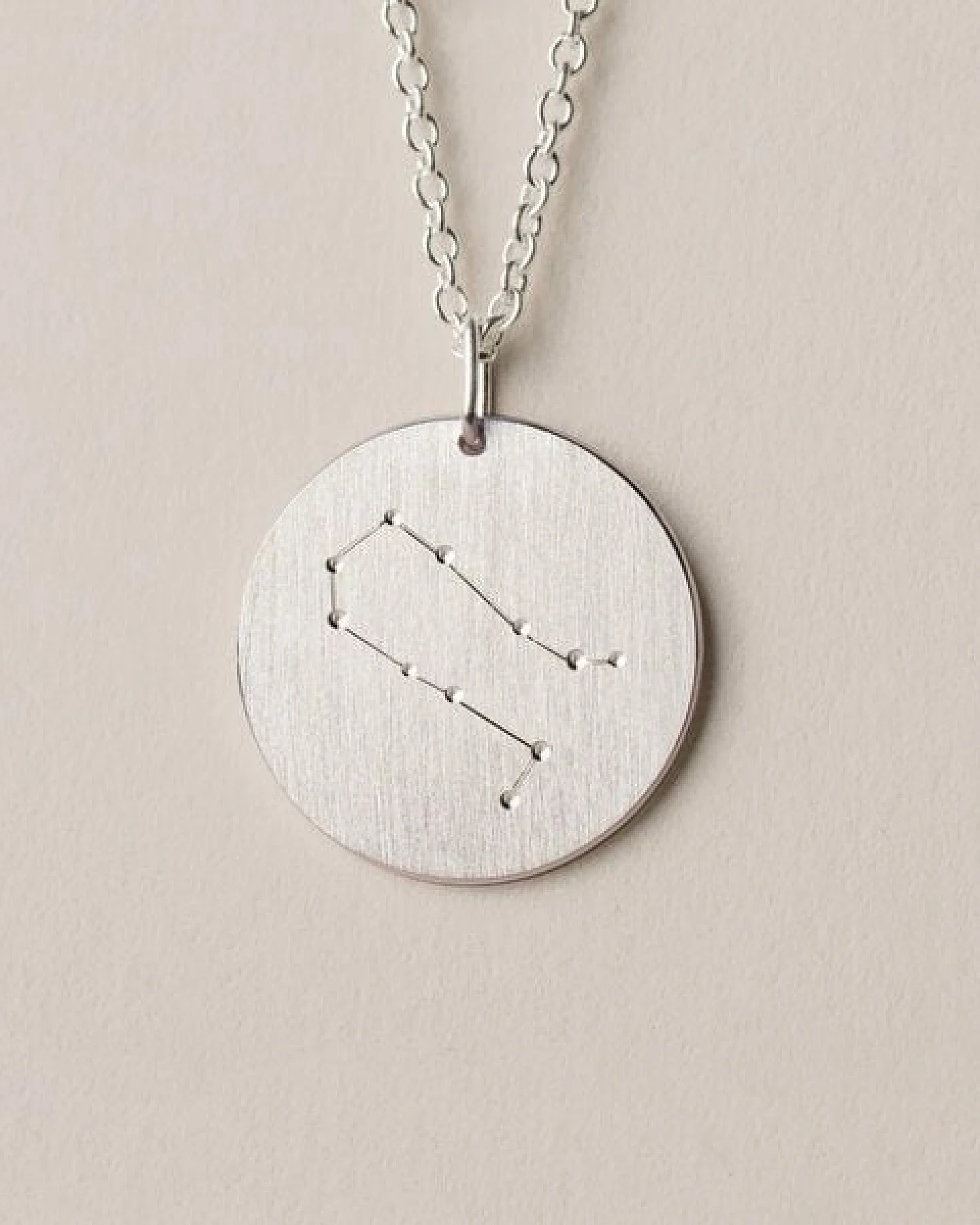 ChristinaPauls Slow jewellery Sternzeichen Anhänger Zwillinge in Silber, Gold, Rosegold und Schwarz – Ansicht 4