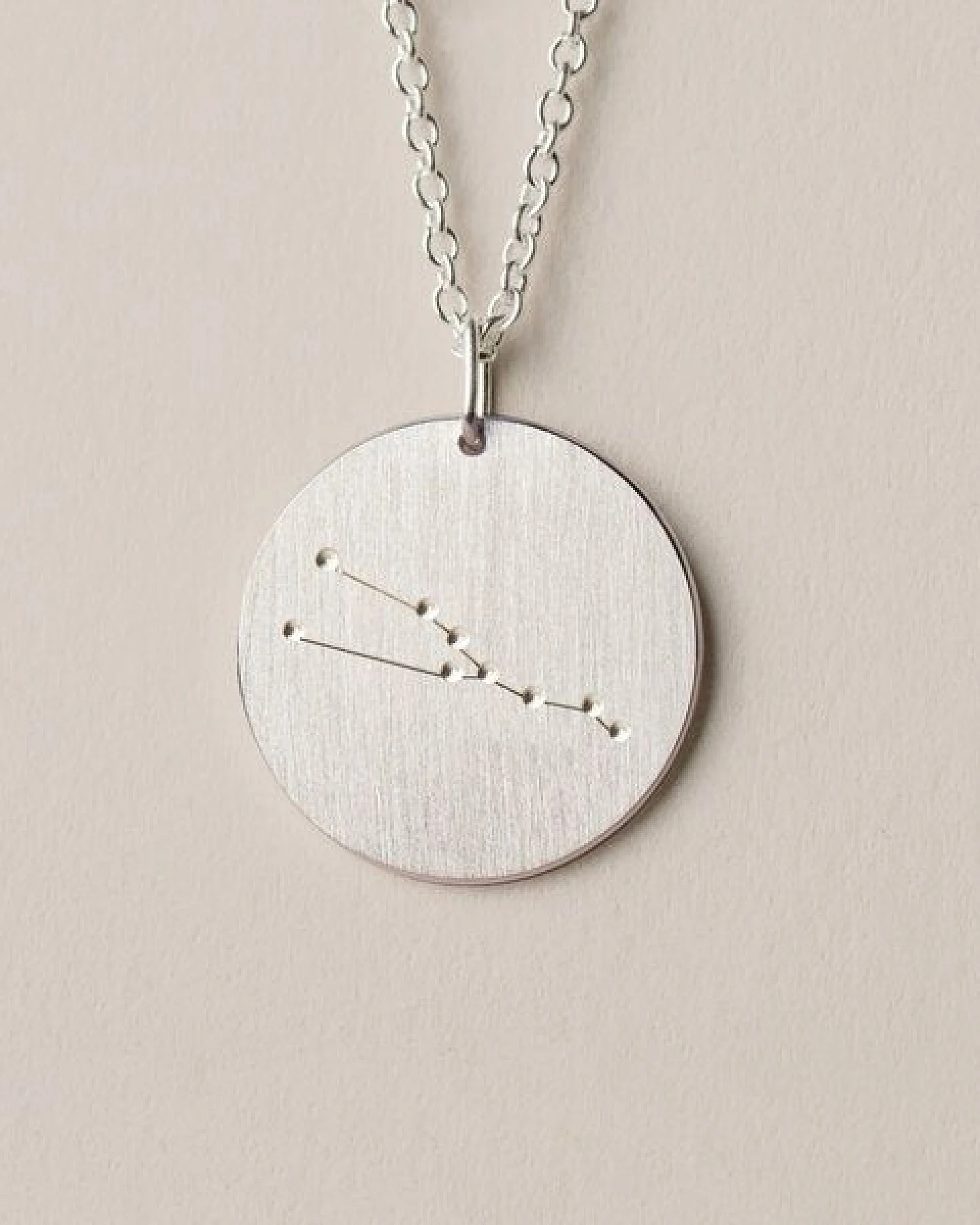 ChristinaPauls Slow jewellery Sternzeichen Anhänger Stier in Silber, Gold, Rosegold und Schwarz – Ansicht 4
