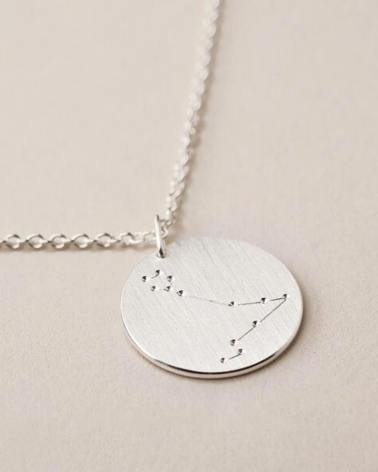 ChristinaPauls Slow jewellery Sternzeichen Anhänger Fische in Silber, Gold, Rosegold und Schwarz – Ansicht 4