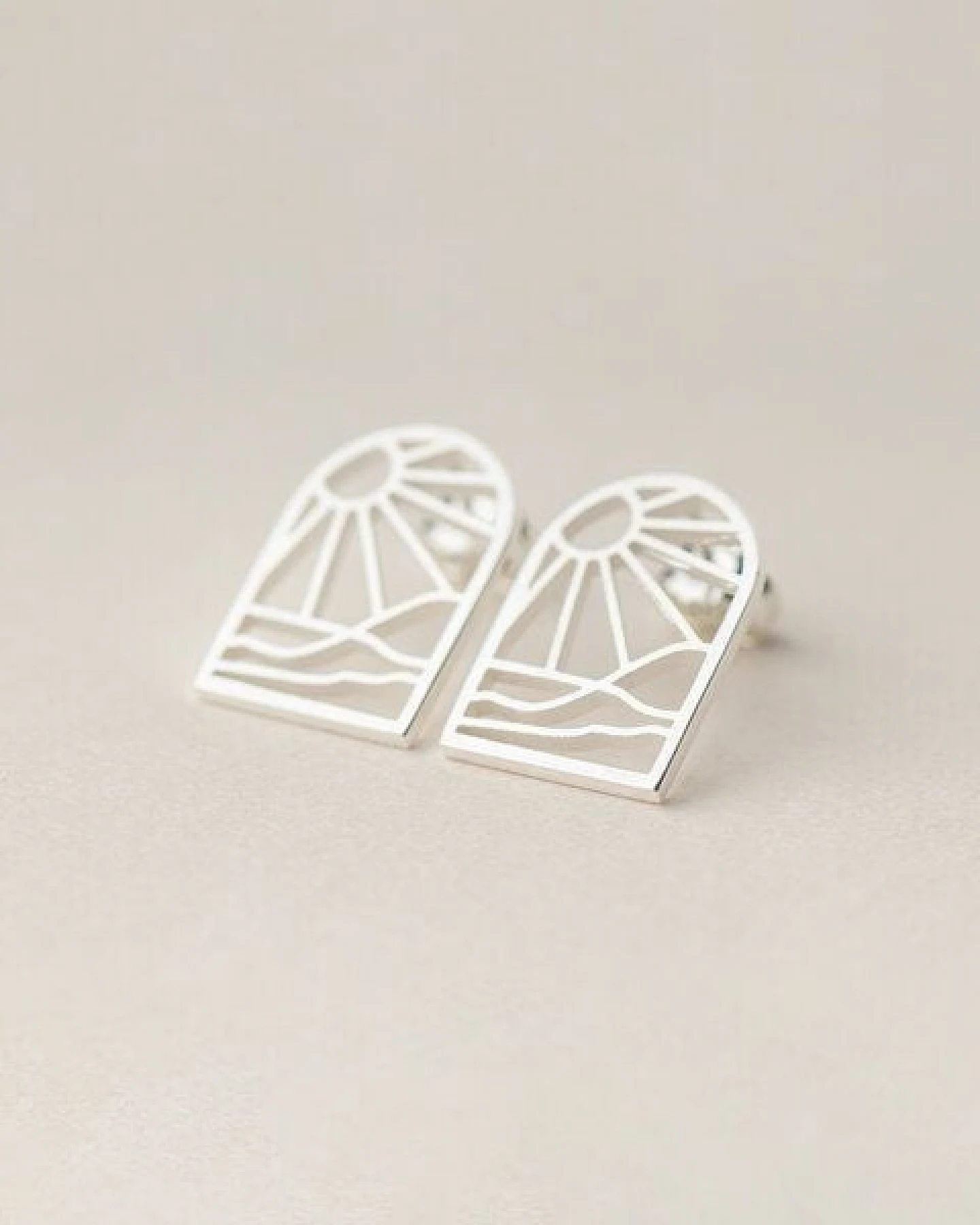 ChristinaPauls Slow jewellery Mini Ohrstecker Onda in Silber oder Gold – Ansicht 2