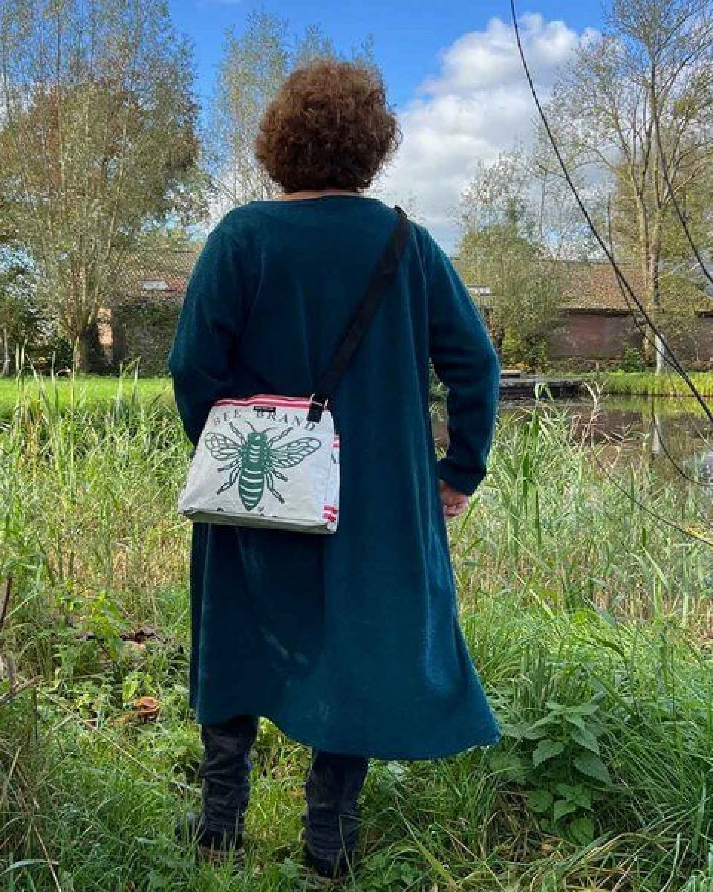 MoreThanHip Schultertasche aus Zement- oder Tierfuttersäcken - Stylische Damentasche mit Charakter - Amara – Ansicht 2