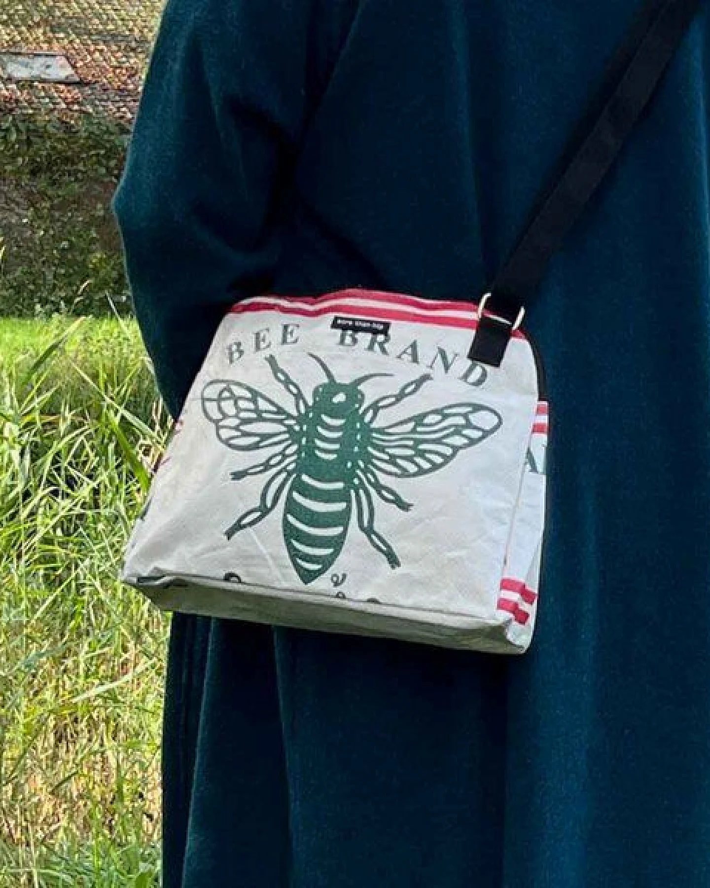 MoreThanHip Schultertasche aus Zement- oder Tierfuttersäcken - Stylische Damentasche mit Charakter - Amara – Ansicht 3