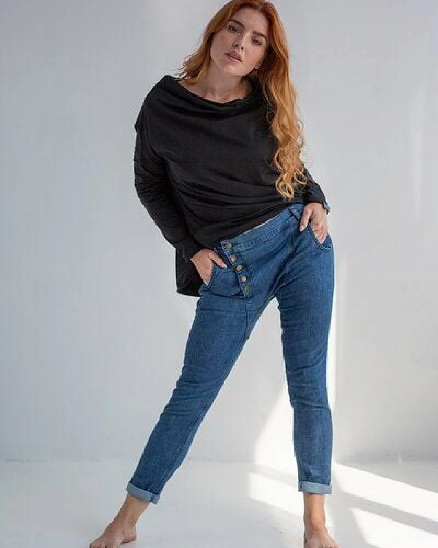 KOKOworld Bluse Minimal Black – Oversize – Bio-Baumwolle – offene Kanten – vorne länger als hinten – Fair produziert in Polen – Ansicht 2