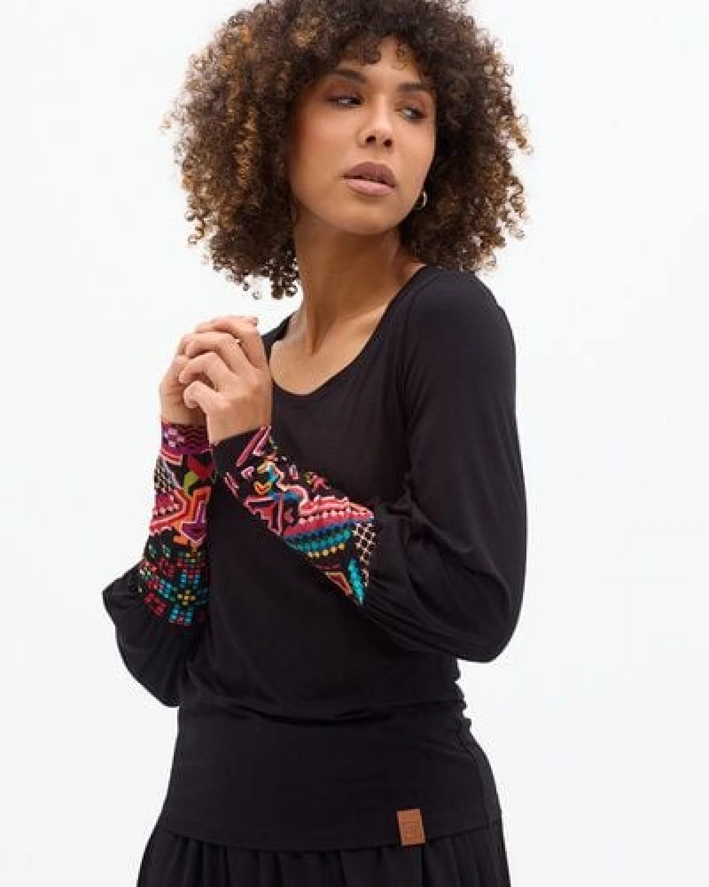 KOKOworld Bluse Guna Damen – Viskose EcoVero mit Elasthan – eleganter Look mit gepufften Ärmeln & Print-Manschetten – nachhaltig & fair in EU produziert – perfekt für Alltag & Yoga – Ansicht 2