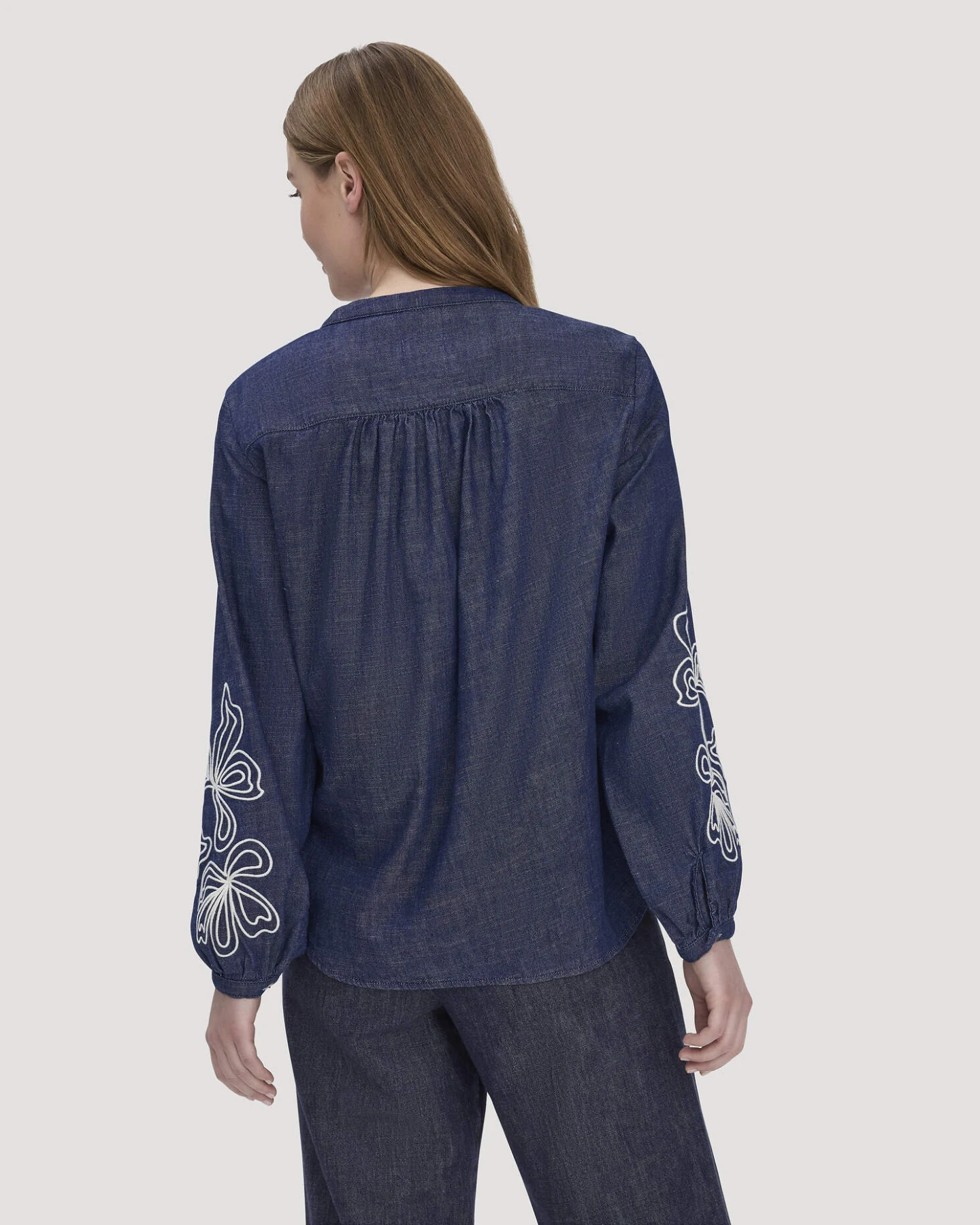 hessnatur Damen Jeans Bluse Embroidery Relaxed aus Bio-Baumwolle - blau - Größe 36 – Ansicht 2