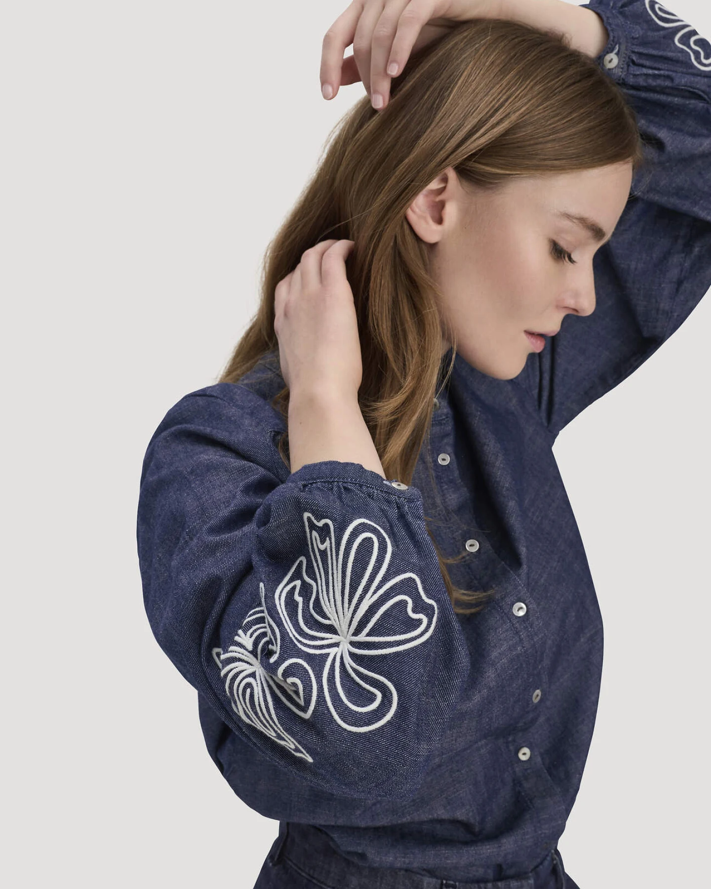 hessnatur Damen Jeans Bluse Embroidery Relaxed aus Bio-Baumwolle - blau - Größe 38 – Ansicht 4