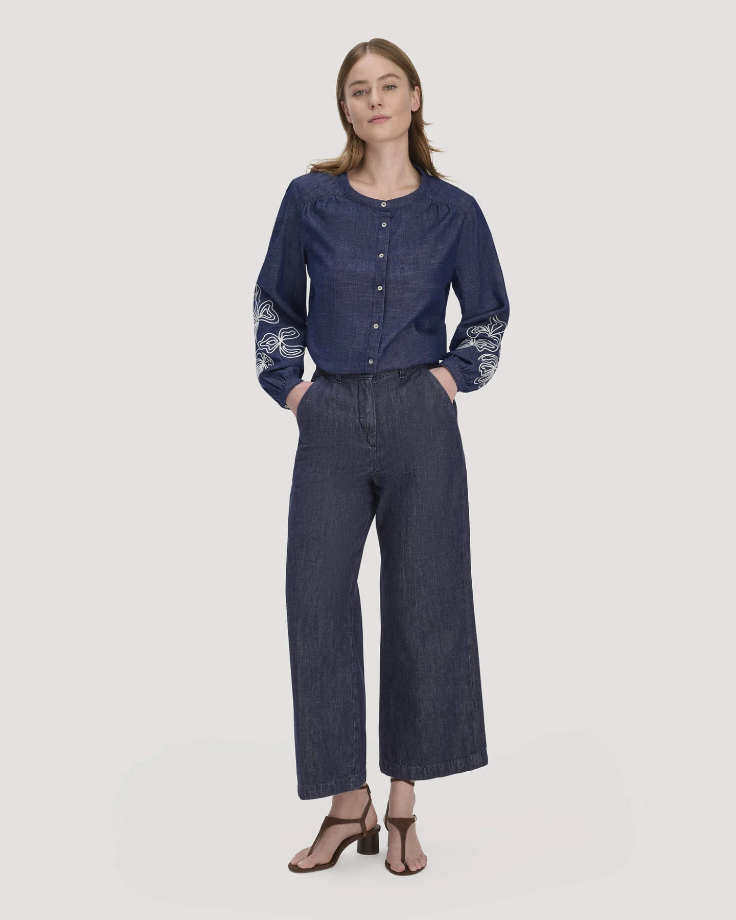 hessnatur Damen Jeans Bluse Embroidery Relaxed aus Bio-Baumwolle - blau - Größe 42 – Ansicht 2