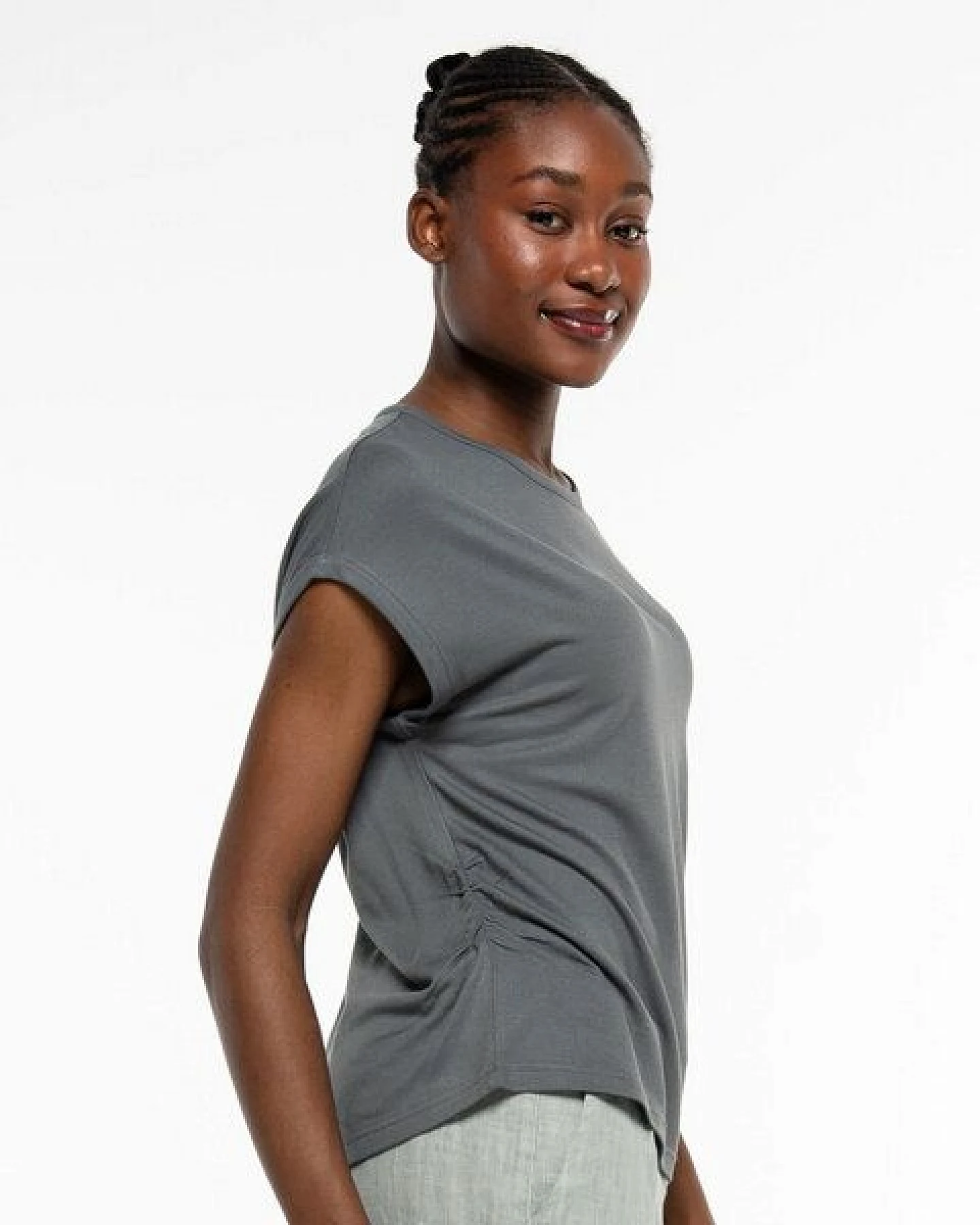 Alma & Lovis Stylisches Kurzarmshirt aus fließendem EcoVero – Ansicht 3