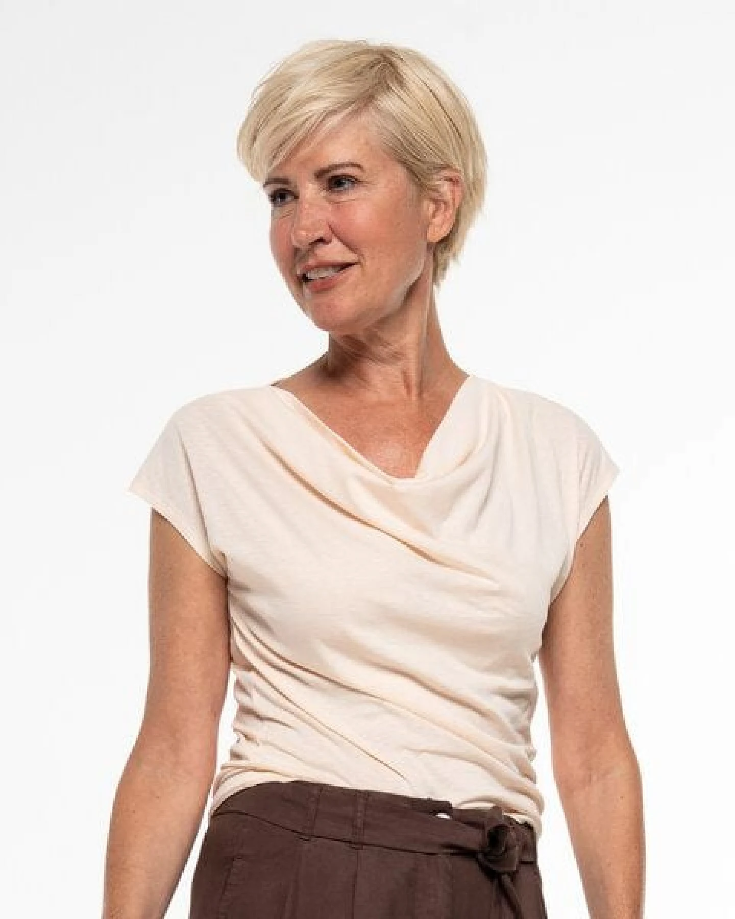 Alma & Lovis Shirt mit Wasserfall-Ausschnitt, aus Bio-Baumwolle – Ansicht 3