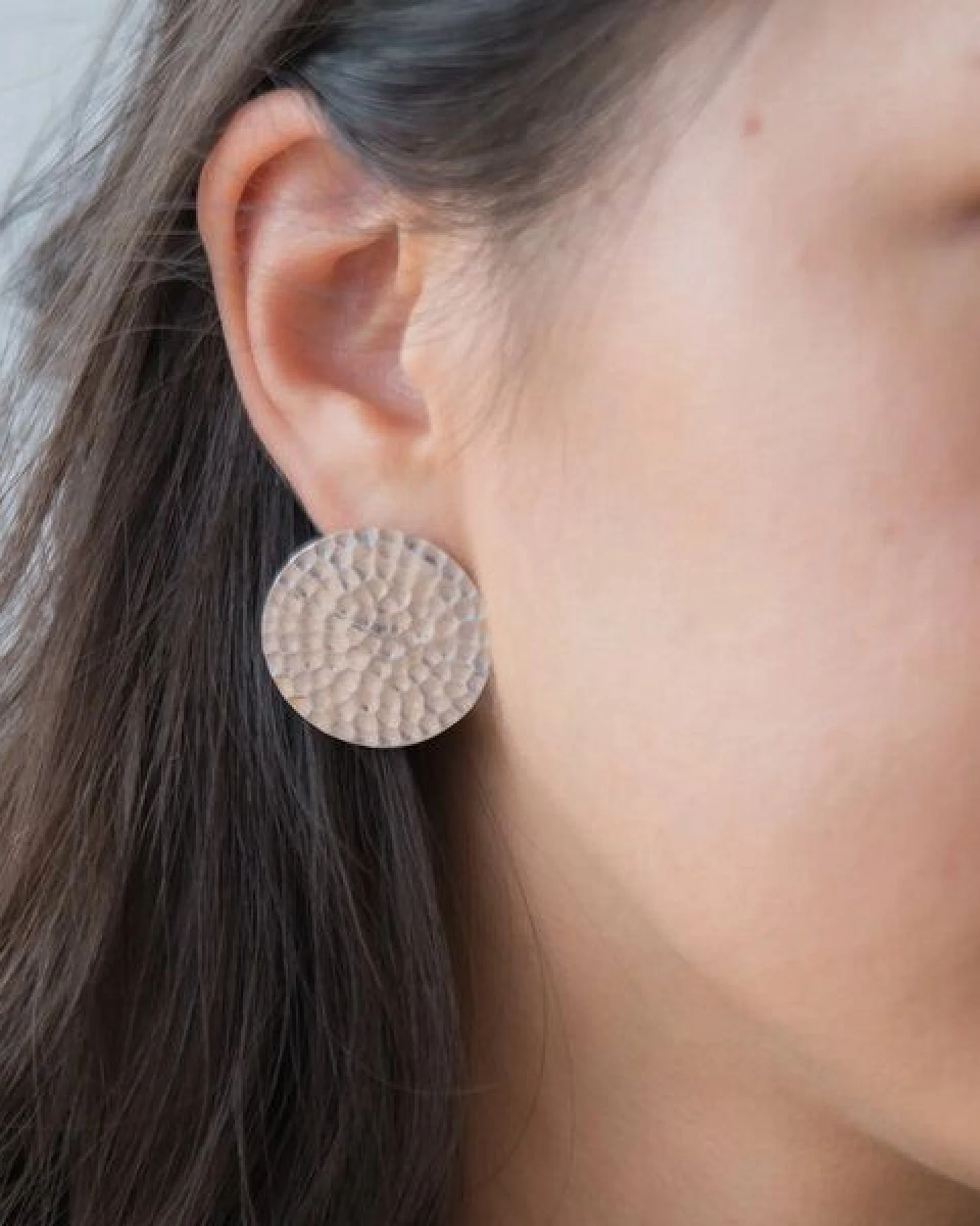 ting goods Große Ohrstecker gehämmert, 30 mm – Ansicht 2