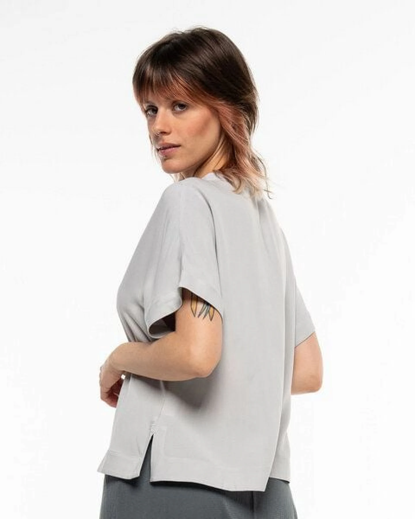 Alma & Lovis Edles Blusenshirt aus fließendem EcoVero – Ansicht 4