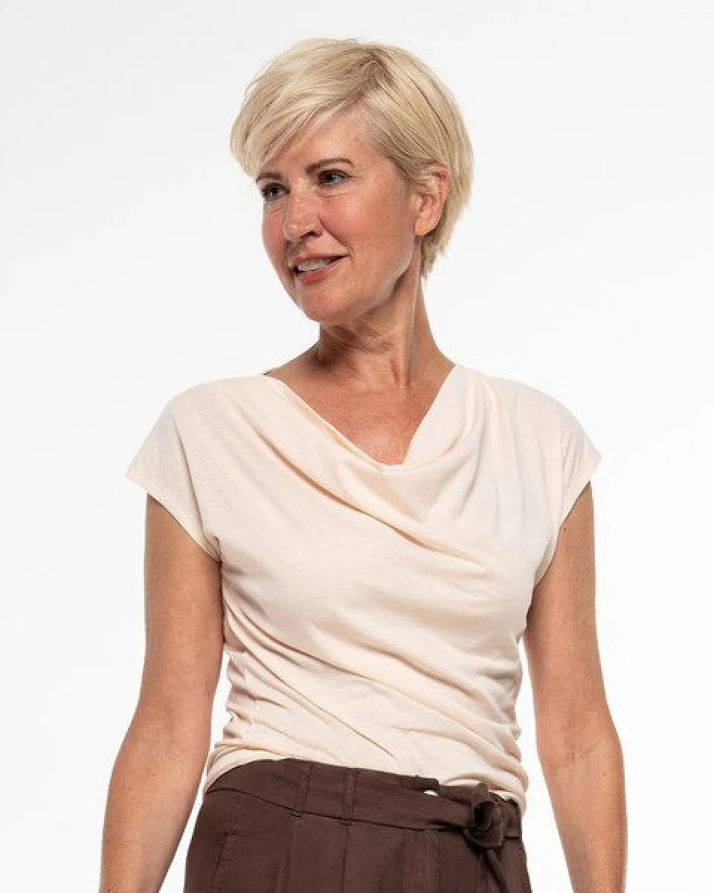 Alma & Lovis Shirt mit Wasserfall-Ausschnitt, aus Bio-Baumwolle – Ansicht 3