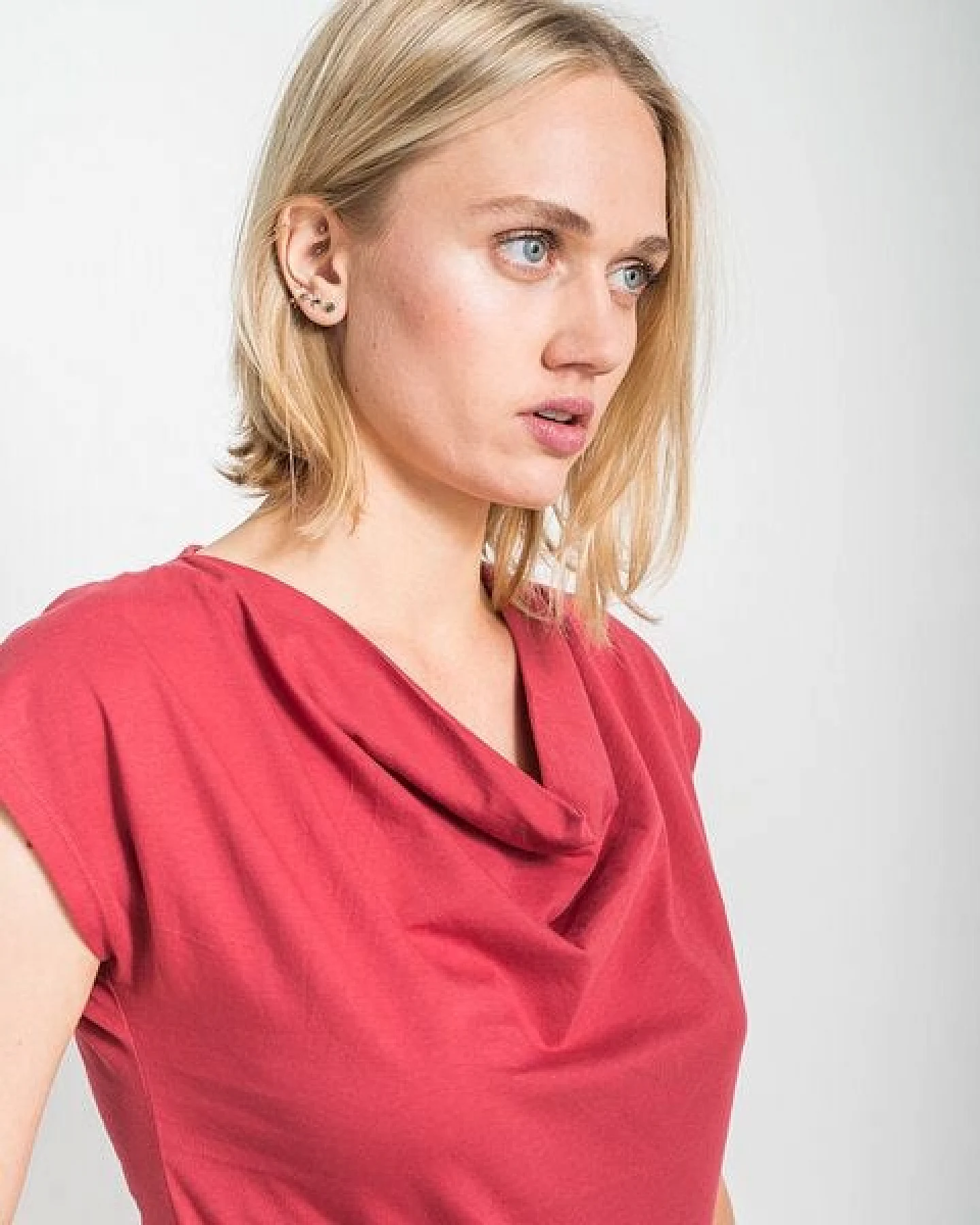 Alma & Lovis Shirt mit Wasserfall-Ausschnitt, aus Bio-Baumwolle – Ansicht 3