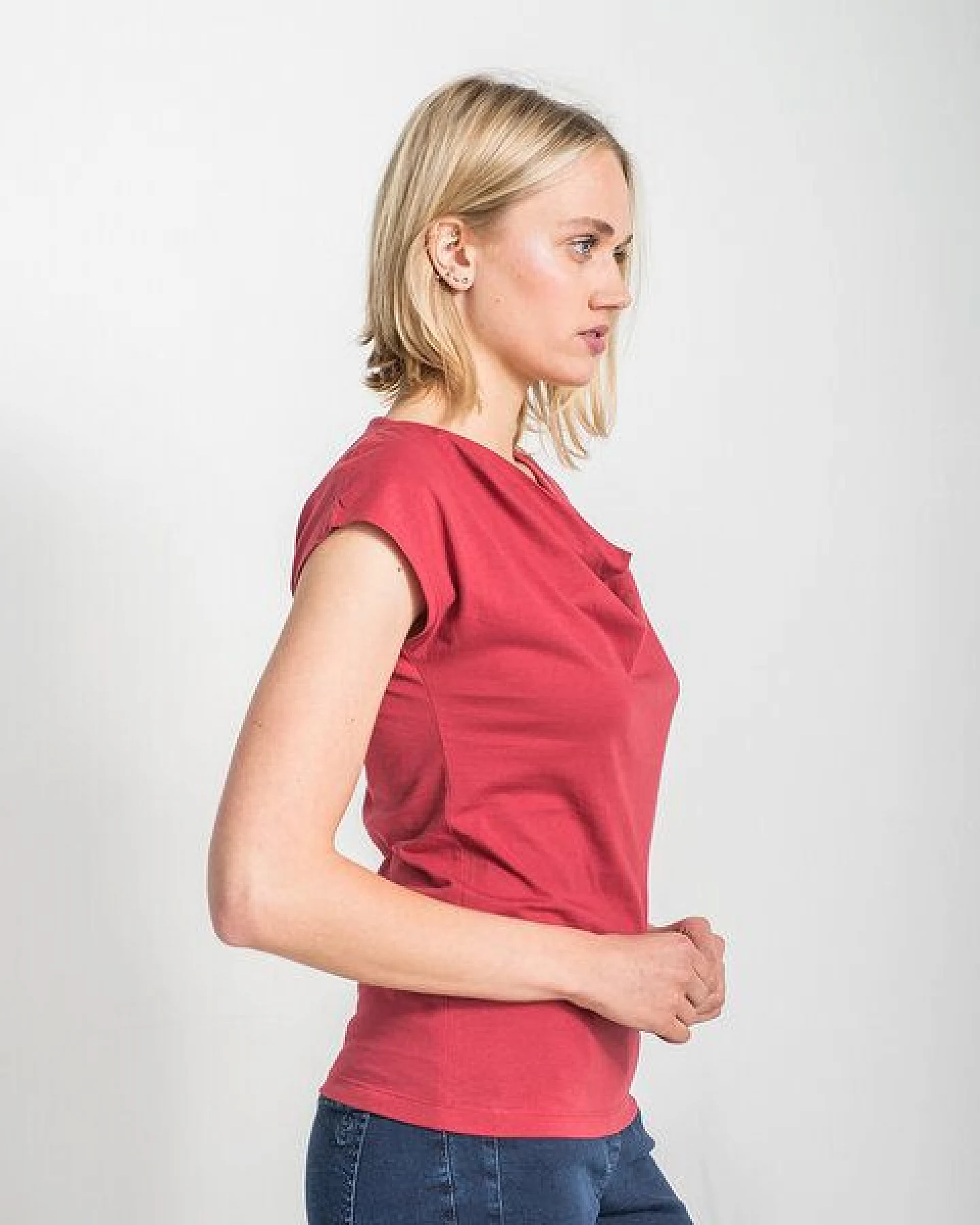 Alma & Lovis Shirt mit Wasserfall-Ausschnitt, aus Bio-Baumwolle – Ansicht 2