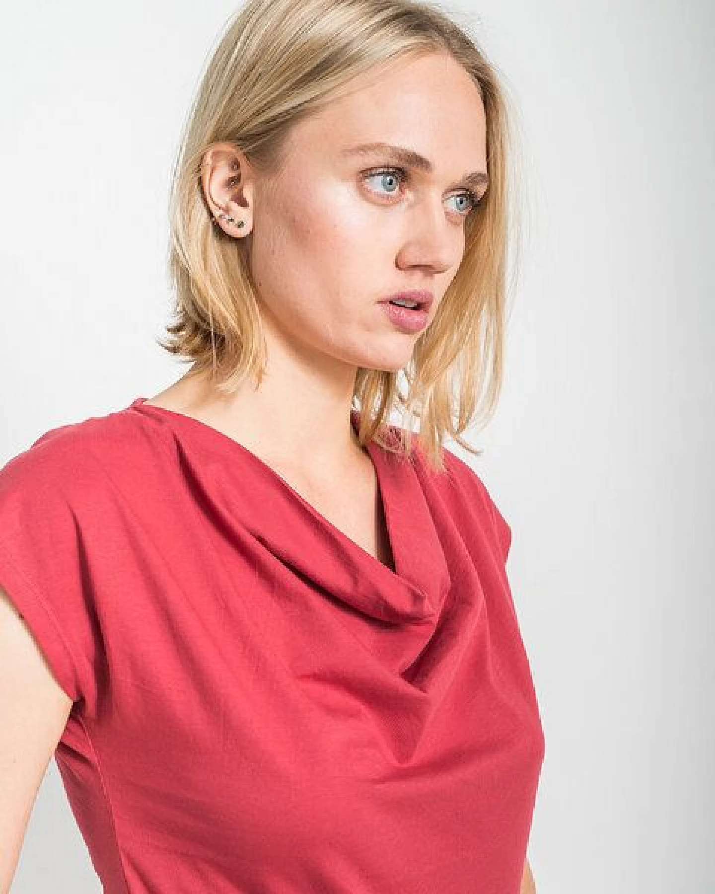 Alma & Lovis Shirt mit Wasserfall-Ausschnitt, aus Bio-Baumwolle – Ansicht 3
