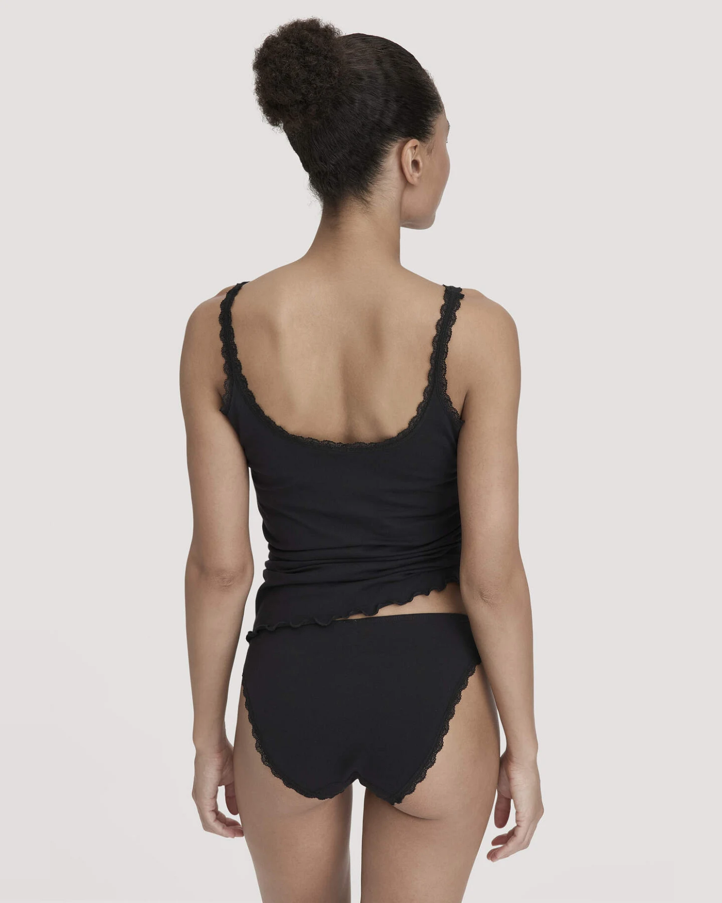 hessnatur Damen Slip Regular Cut COTTON FEEL LACE aus Bio-Baumwolle - schwarz - Größe 44 – Ansicht 2