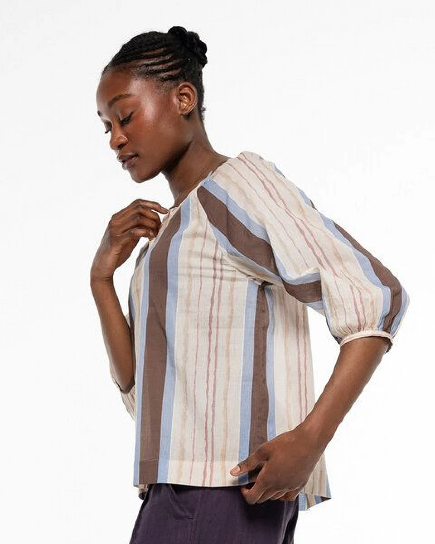 Alma & Lovis Stylische Sommerbluse aus feinster Bio-Baumwolle – Ansicht 3