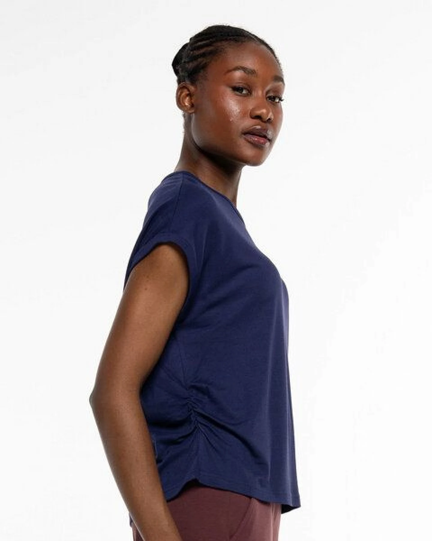 Alma & Lovis Stylisches Kurzarmshirt aus fließendem EcoVero – Ansicht 3
