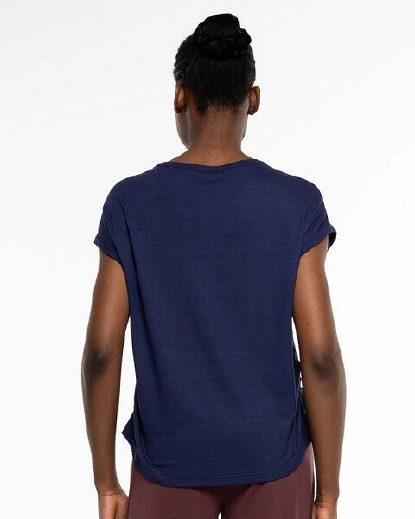 Alma & Lovis Stylisches Kurzarmshirt aus fließendem EcoVero – Ansicht 4