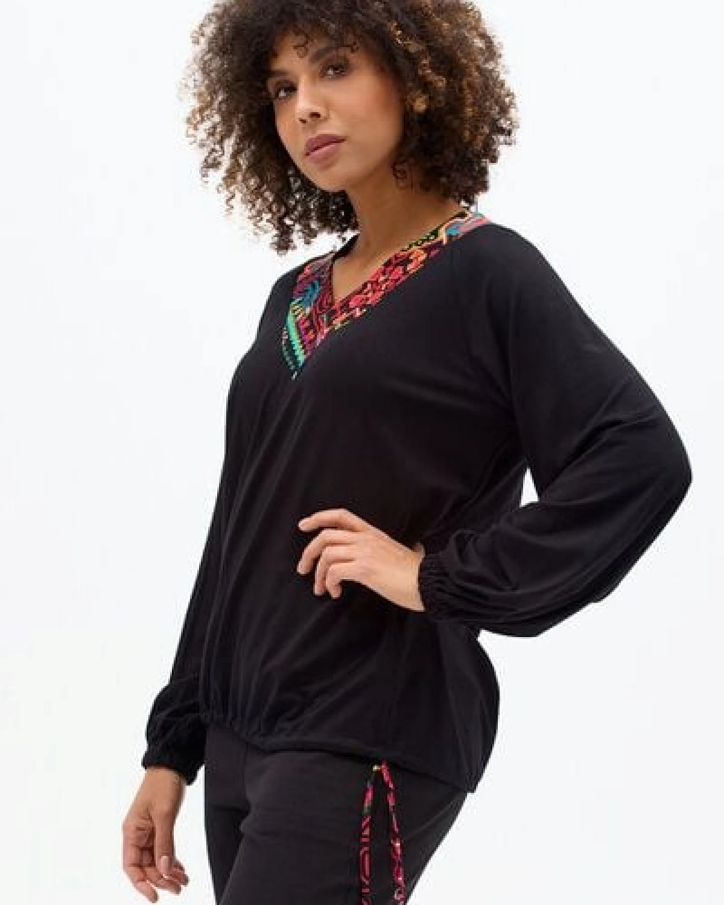 Bluse Solola – Lockere Passform mit verstellbarem Saum – Raglanärmel – Ausschnitt – Viscose mit Elasthan – Fair produziert in Polen – KOKOworld – Ansicht 2