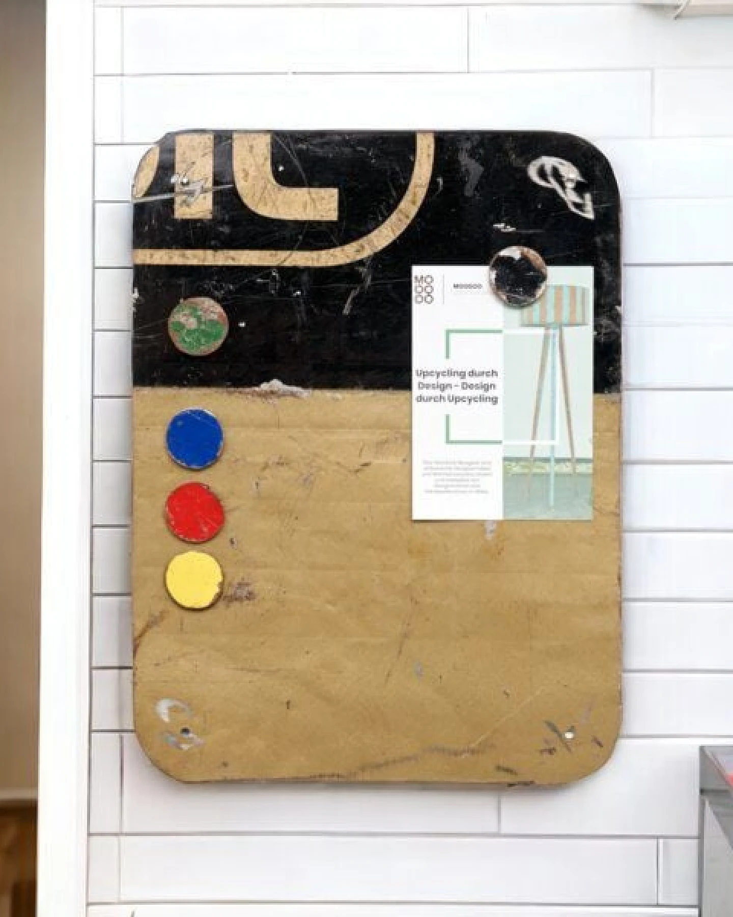 Moogoo Creative Africa Magnettafel aus recycelten Ölfässern mit 5 bunten Magneten - Industrial Upcycling – Ansicht 3