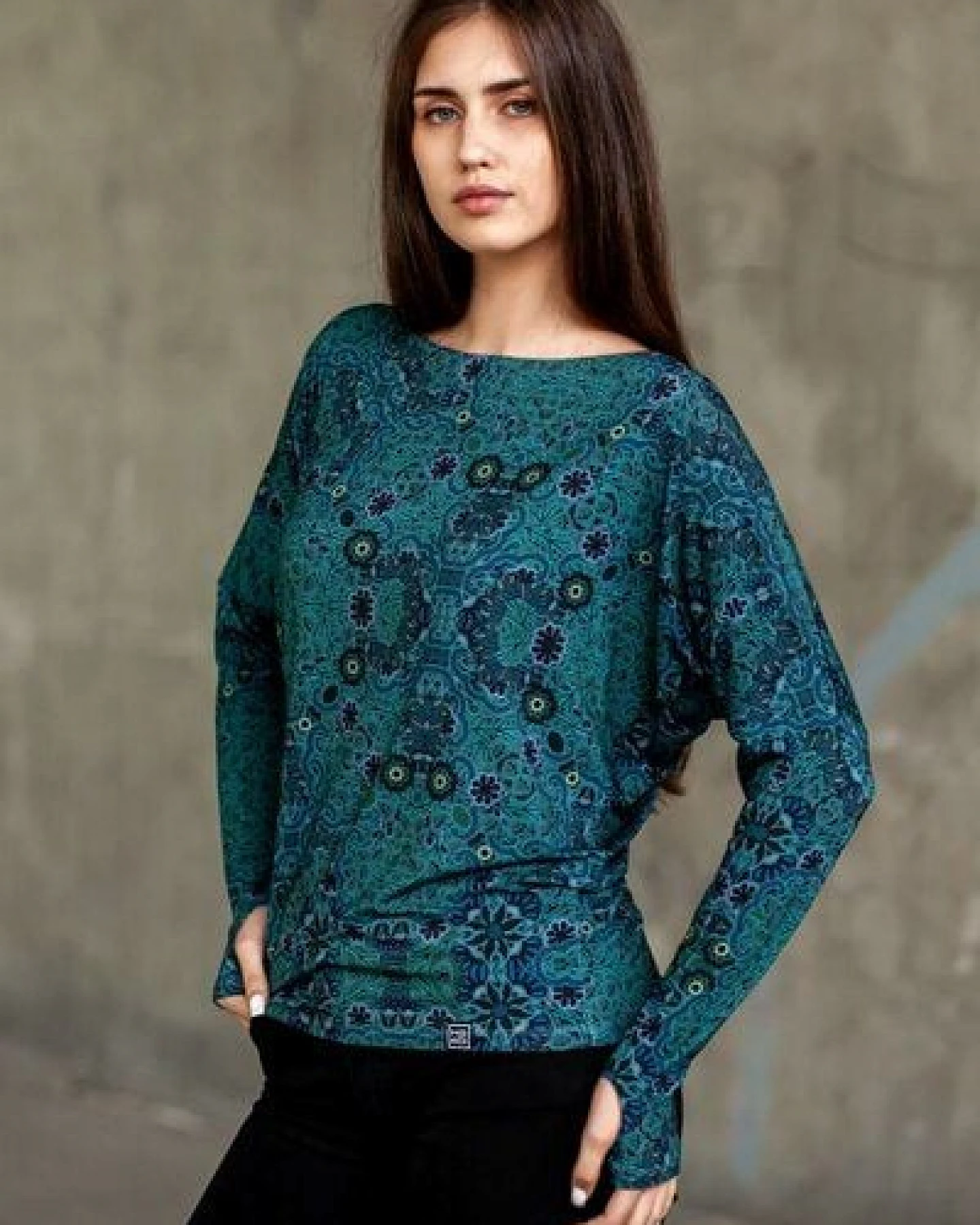 KOKOworld Bluse Be My Valentine Damen – Viskose EcoVero – figurbetont & bequem – mit Daumenloch – farbenfroher Print – für Yoga, Pilates & Alltag – fair produziert in der EU – Ansicht 2