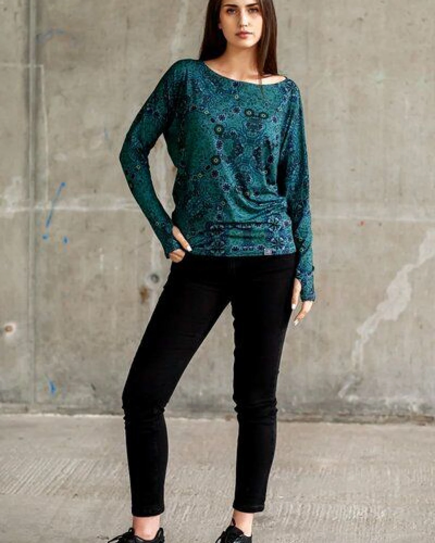KOKOworld Bluse Be My Valentine Damen – Viskose EcoVero – figurbetont & bequem – mit Daumenloch – farbenfroher Print – für Yoga, Pilates & Alltag – fair produziert in der EU – Ansicht 3