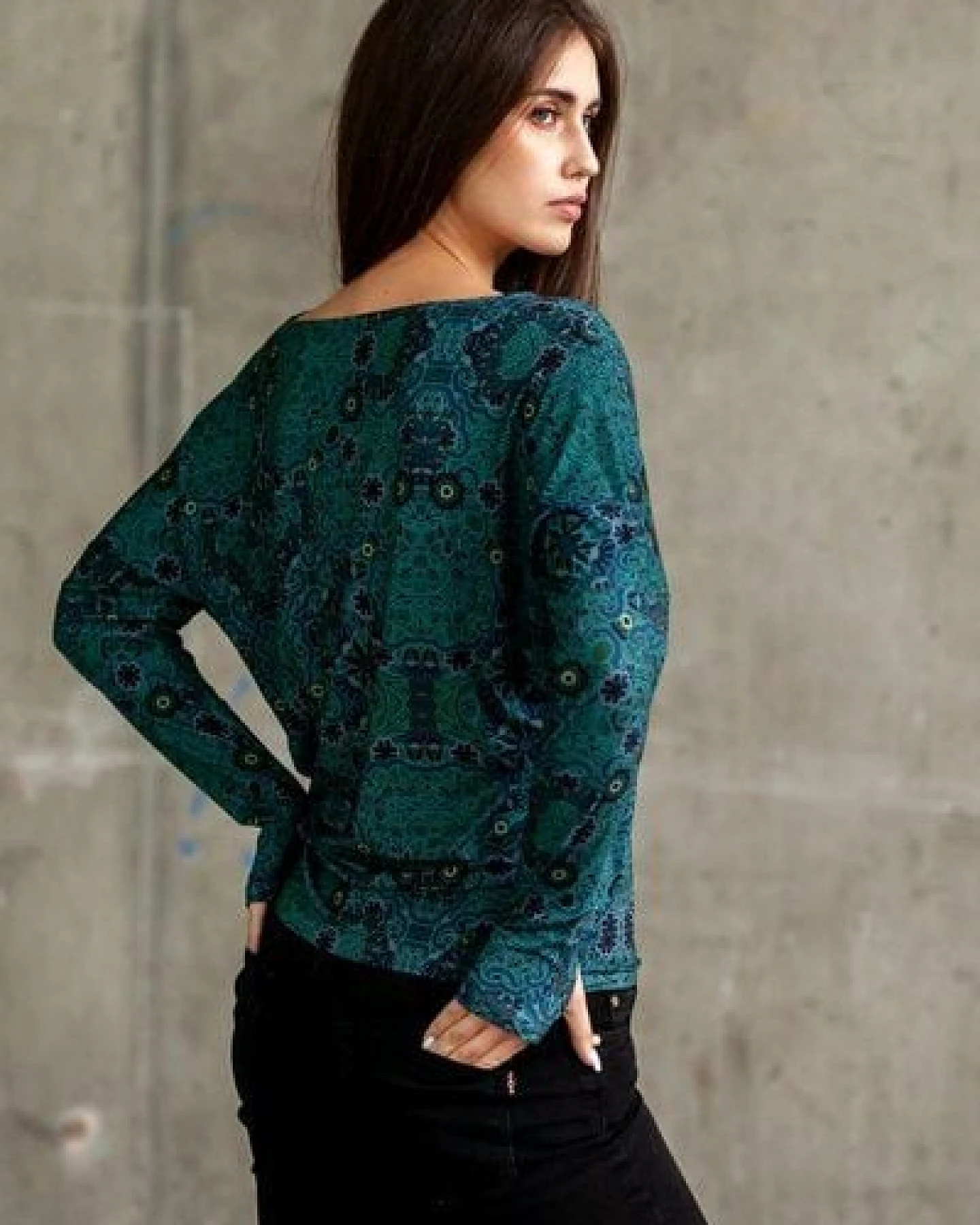 KOKOworld Bluse Be My Valentine Damen – Viskose EcoVero – figurbetont & bequem – mit Daumenloch – farbenfroher Print – für Yoga, Pilates & Alltag – fair produziert in der EU – Ansicht 4