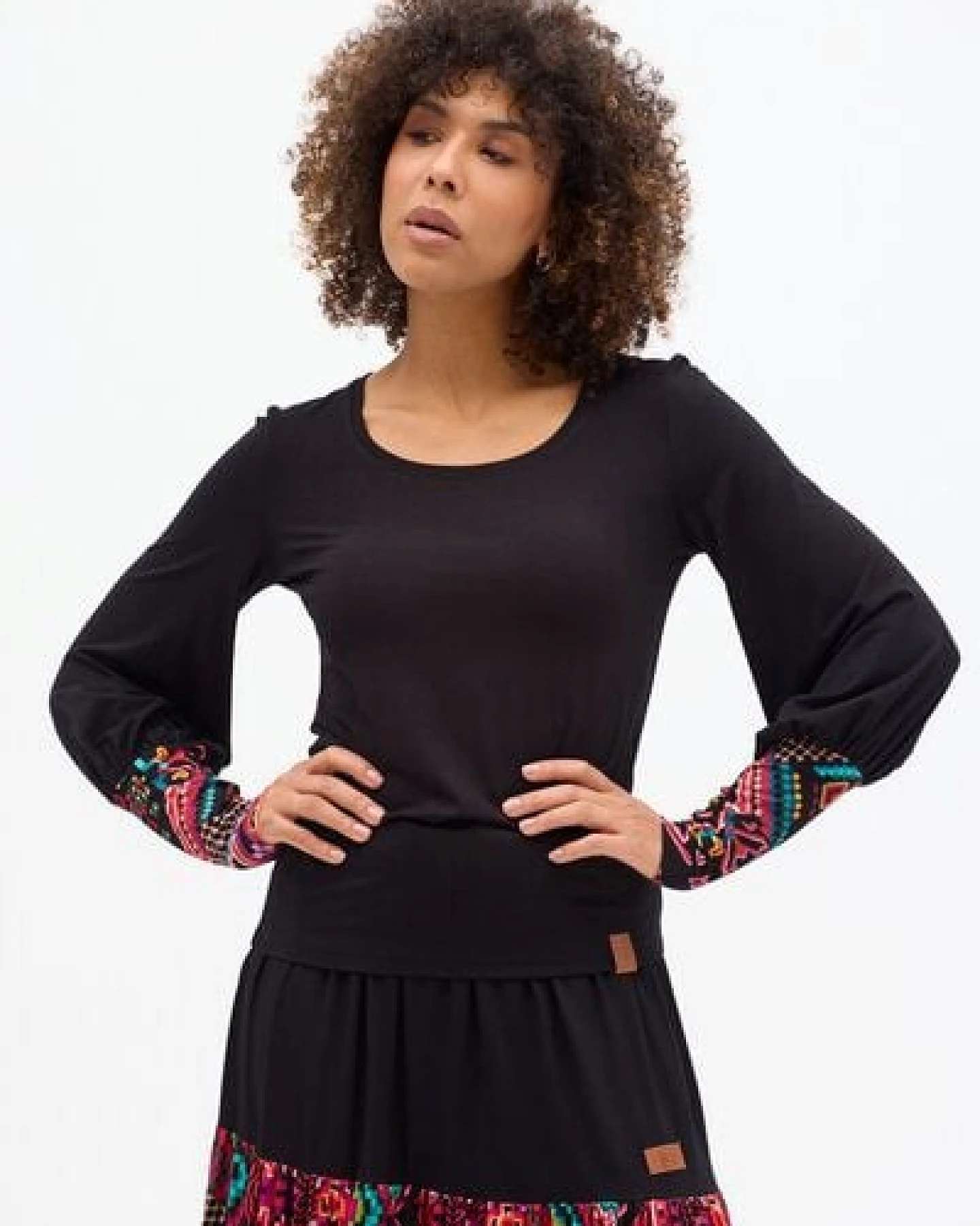 KOKOworld Bluse Guna Damen – Viskose EcoVero mit Elasthan – eleganter Look mit gepufften Ärmeln & Print-Manschetten – nachhaltig & fair in EU produziert – perfekt für Alltag & Yoga – Ansicht 3