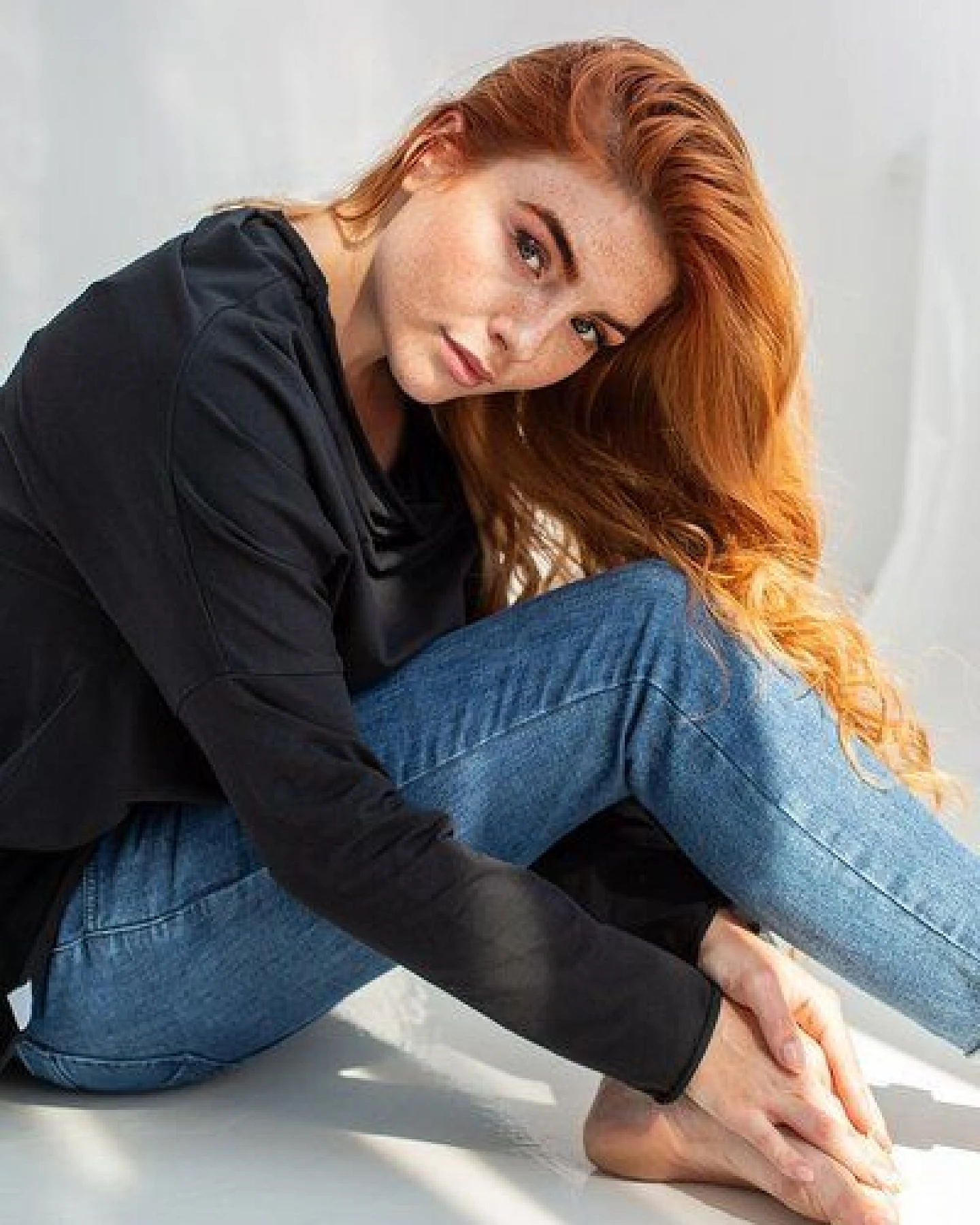 KOKOworld Bluse Minimal Black – Oversize – Bio-Baumwolle – offene Kanten – vorne länger als hinten – Fair produziert in Polen – Ansicht 3